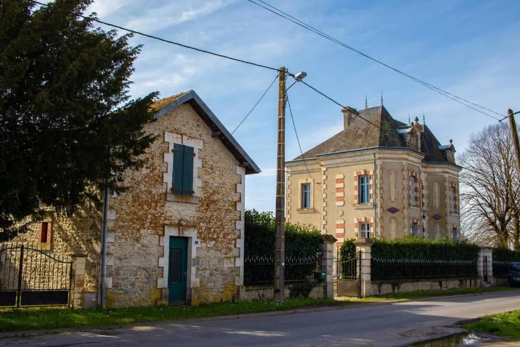 Maison de maitre and coach house with income