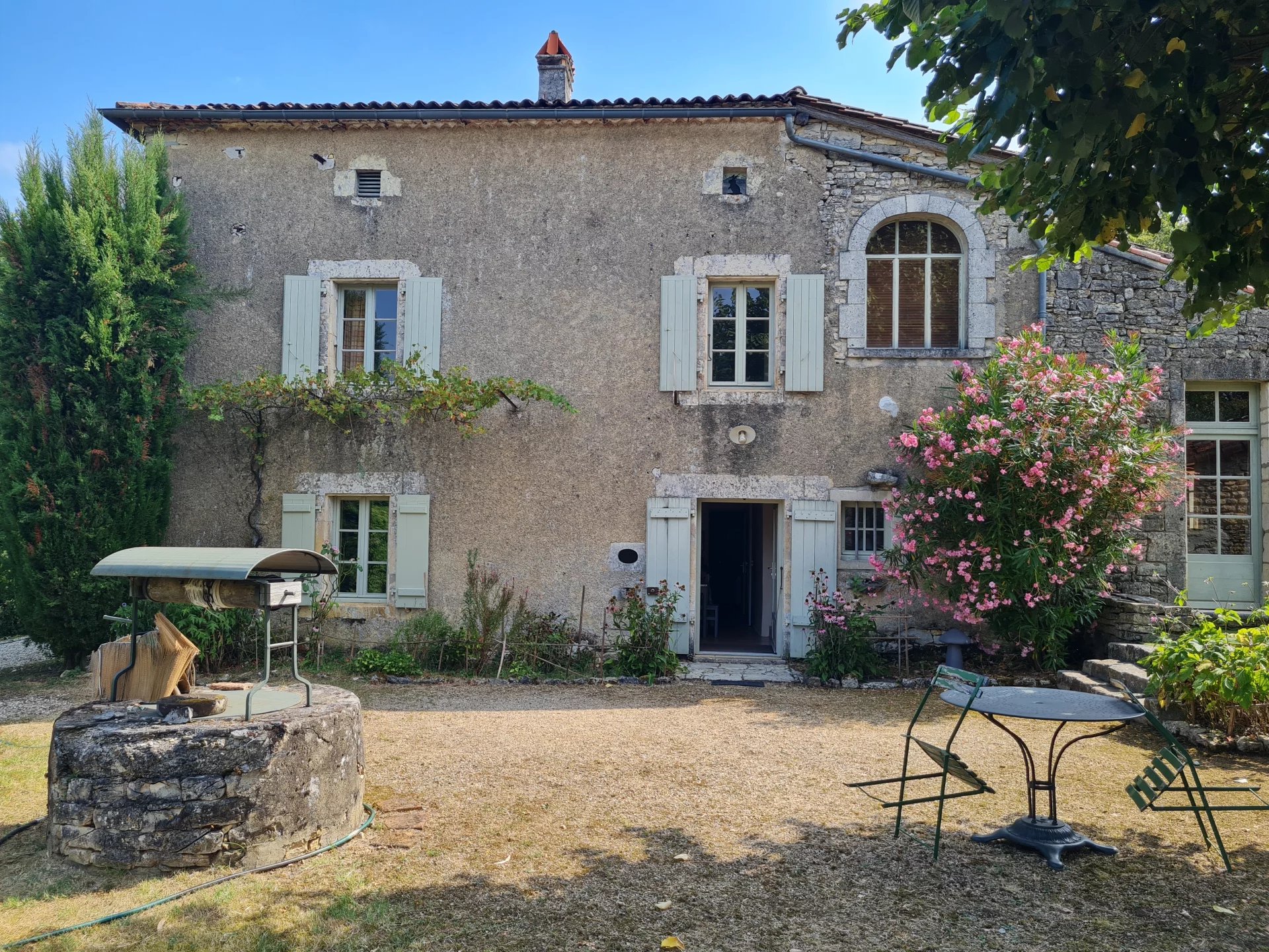 Jolie maison à la campagne, à proximité de deux villages dynamiques et populaires