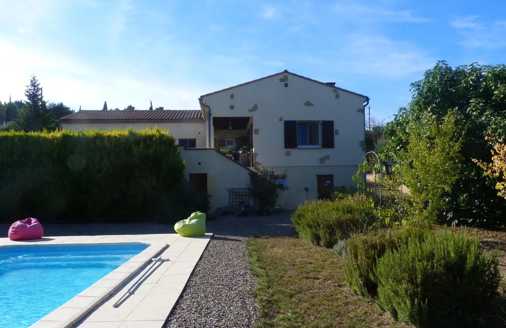 Belle maison moderne avec jardins matures, vues et piscine