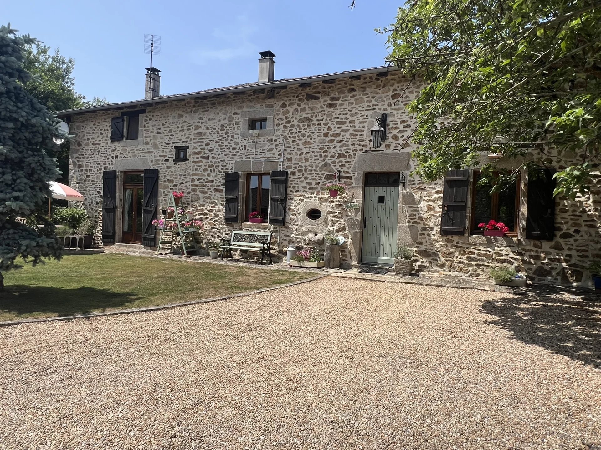 Belle maison en pierre, piscine, vues et maison d'amis