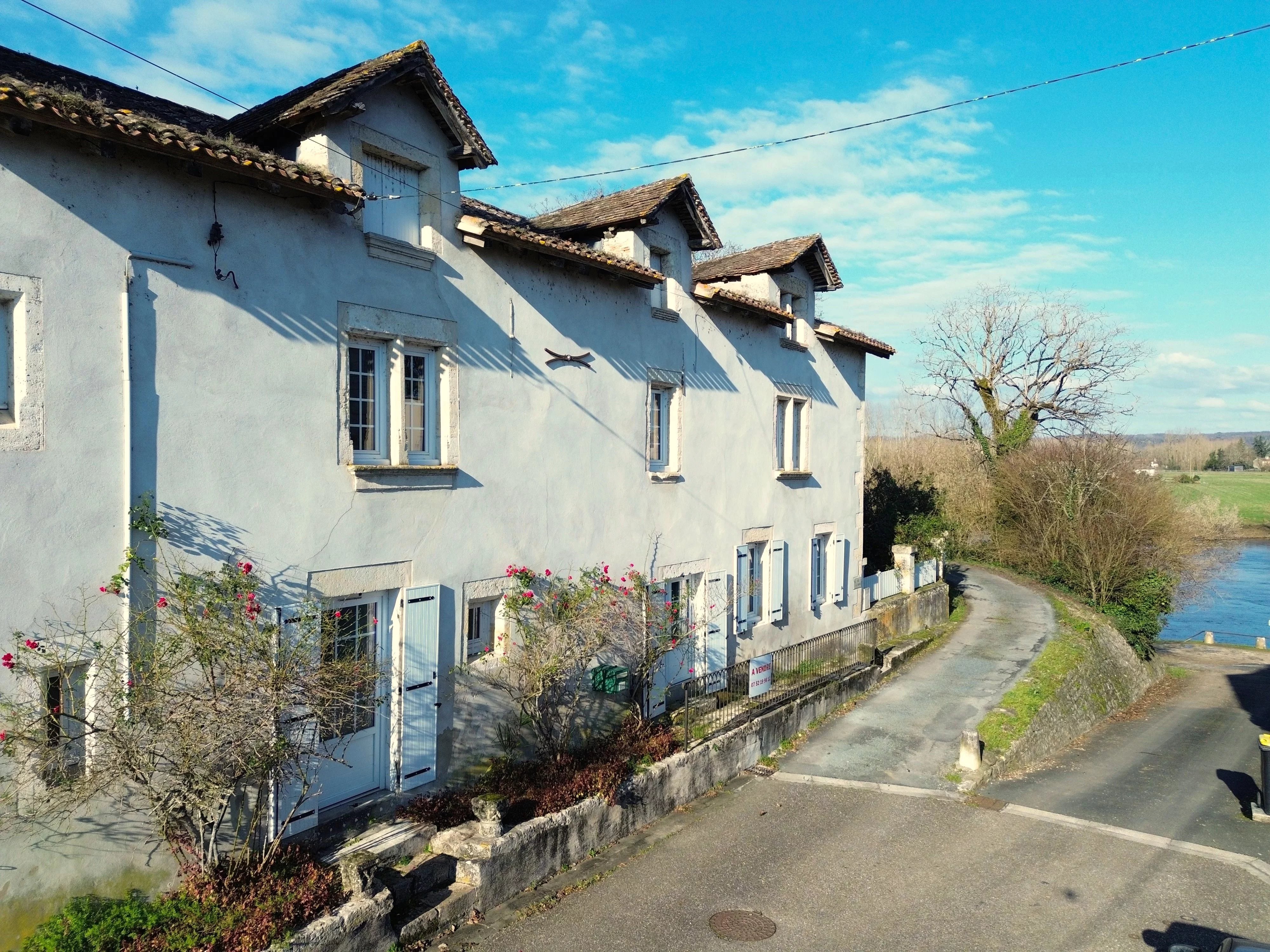 Renovated 16th-century merchant's house on the edge of the Dordogne