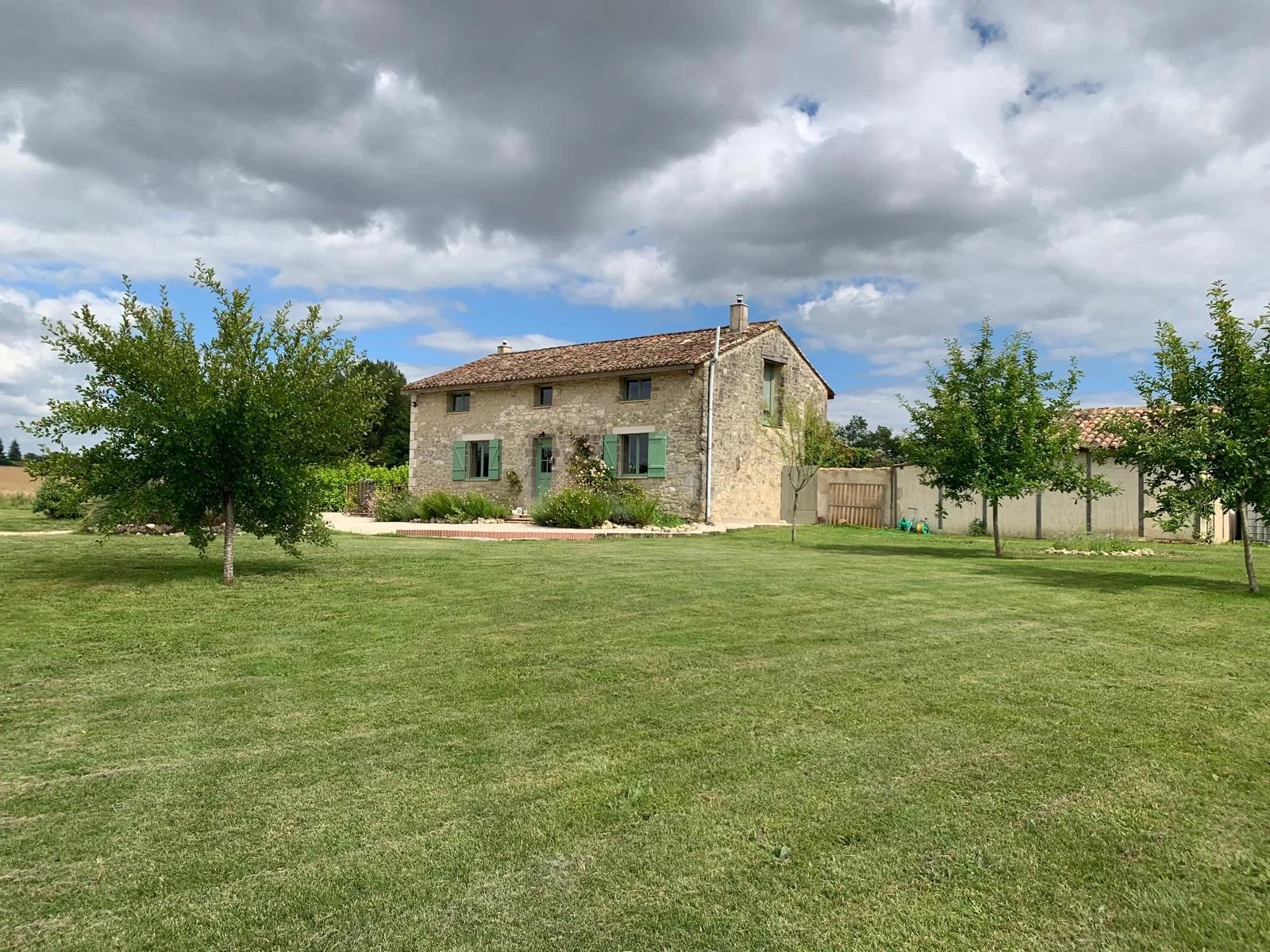 Jolie maison en pierre avec piscine dans un cadre verdoyant