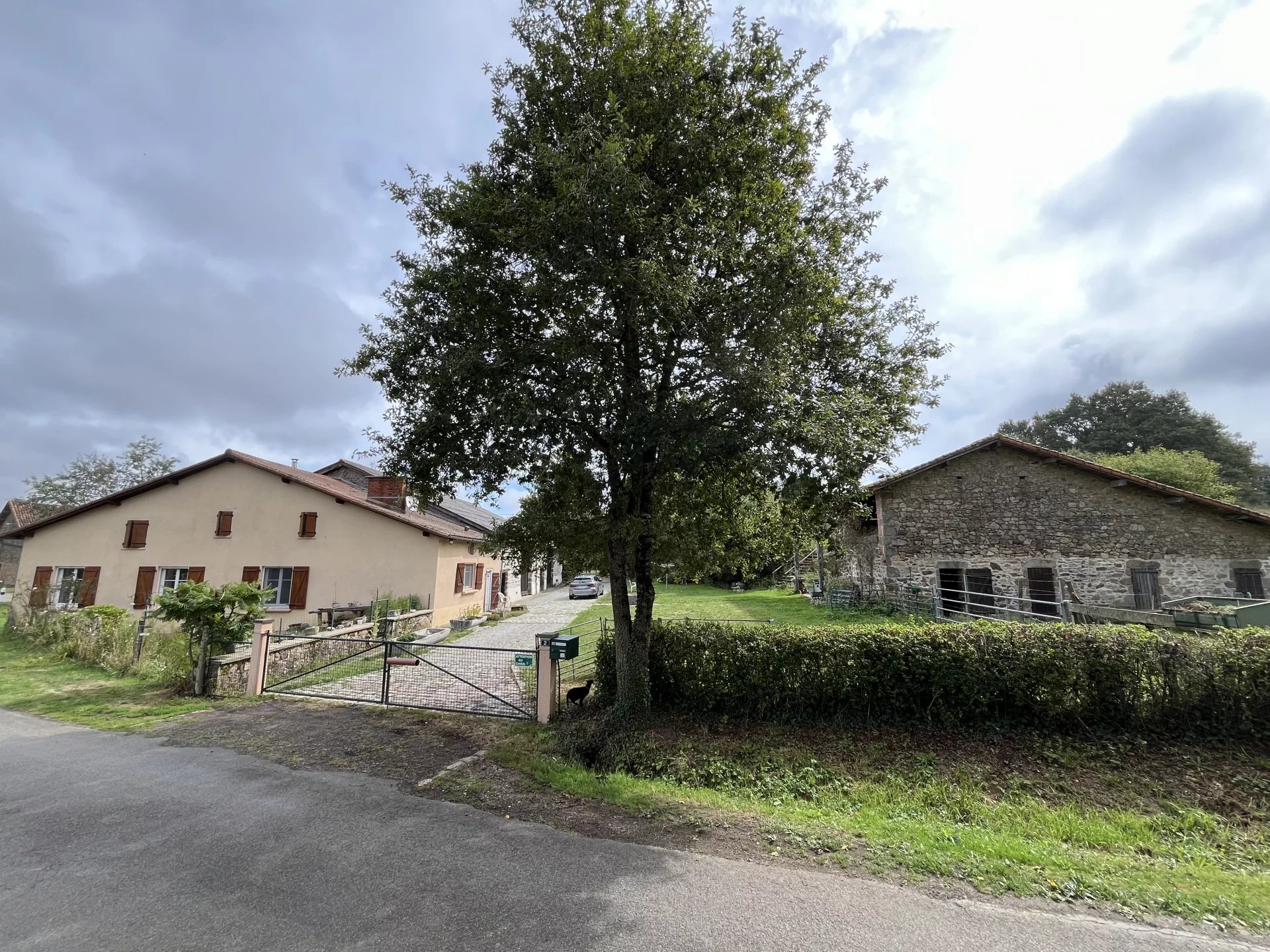 Ferme rénovée, grande grange et 4,5 hectares de terres attenantes