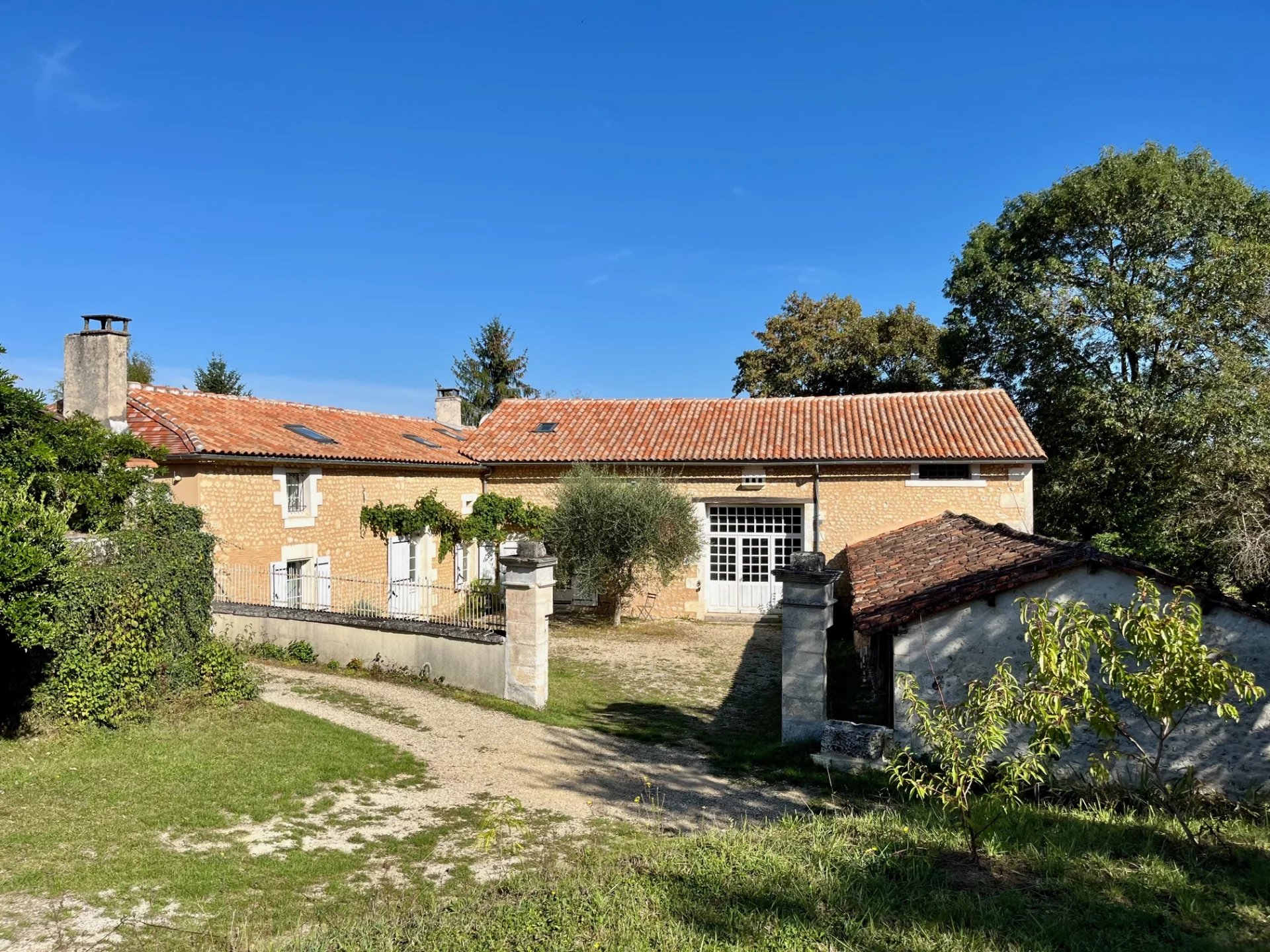 Charentaise farmhouse with swimming pool, self-contained gîtes and idyllic setting