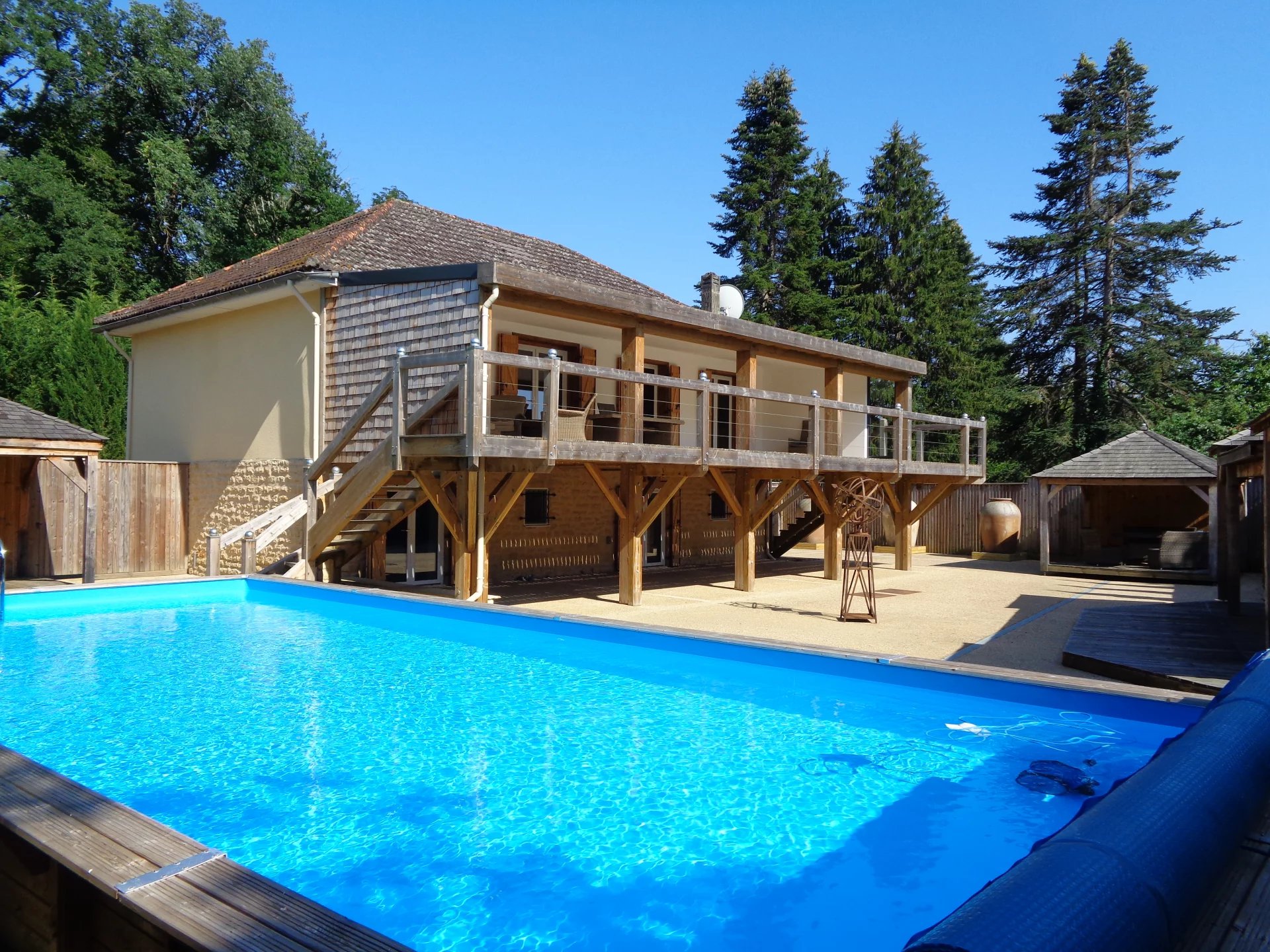 Spacious 3 bed house with heated swimming pool just 10 minutes from Sarlat