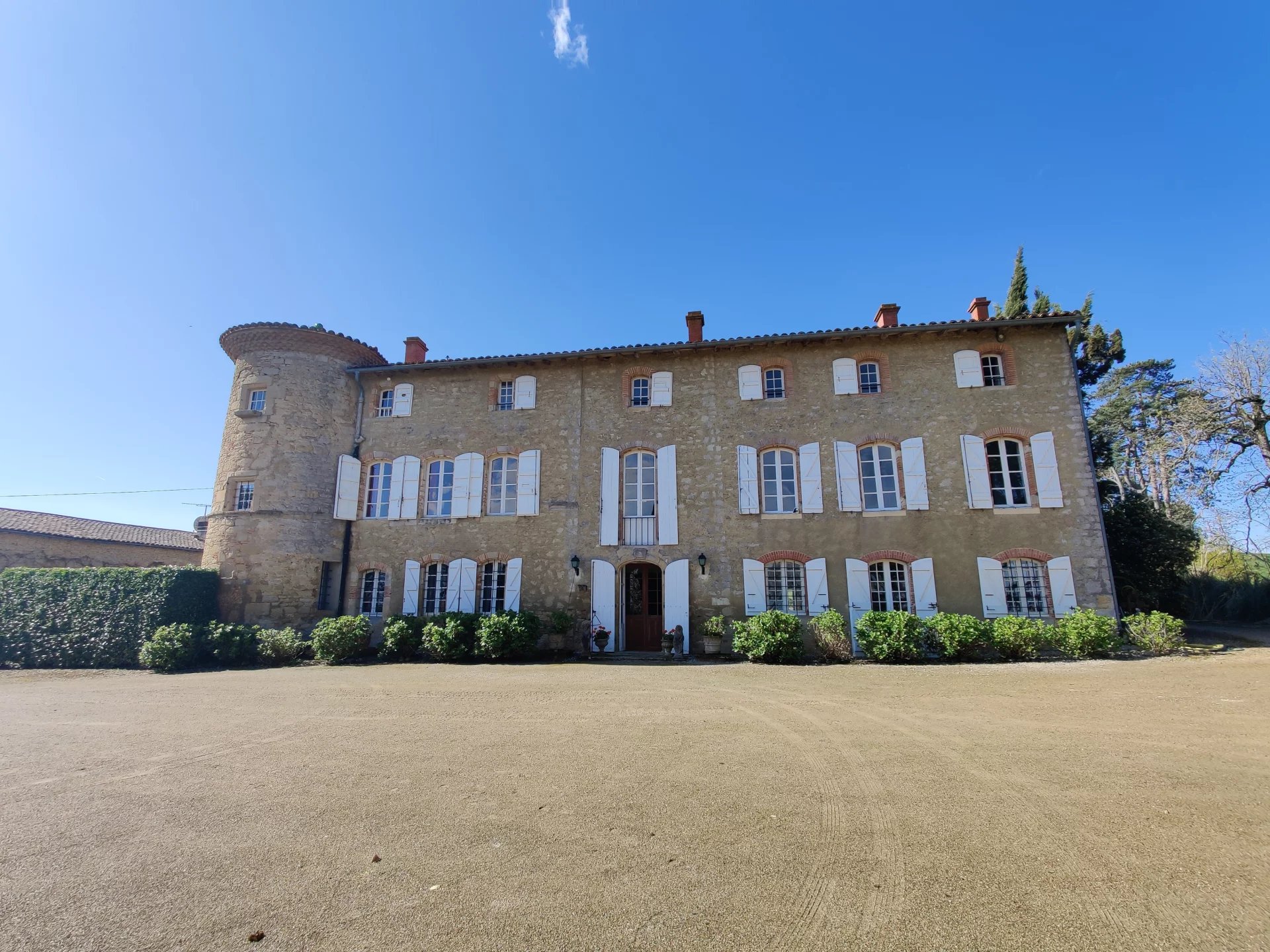 Confortable château médiéval avec terrain, 2 piscines, 3 maisonnettes indépendantes, terrain et vue sublime