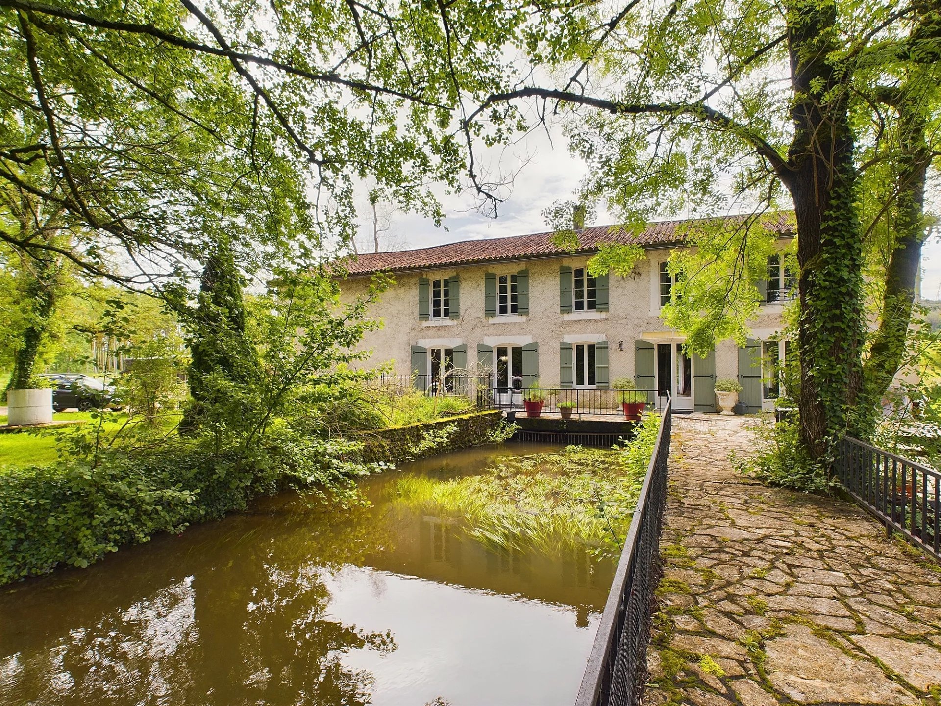 Fabuleux moulin sur un terrain de 4,8 hectares