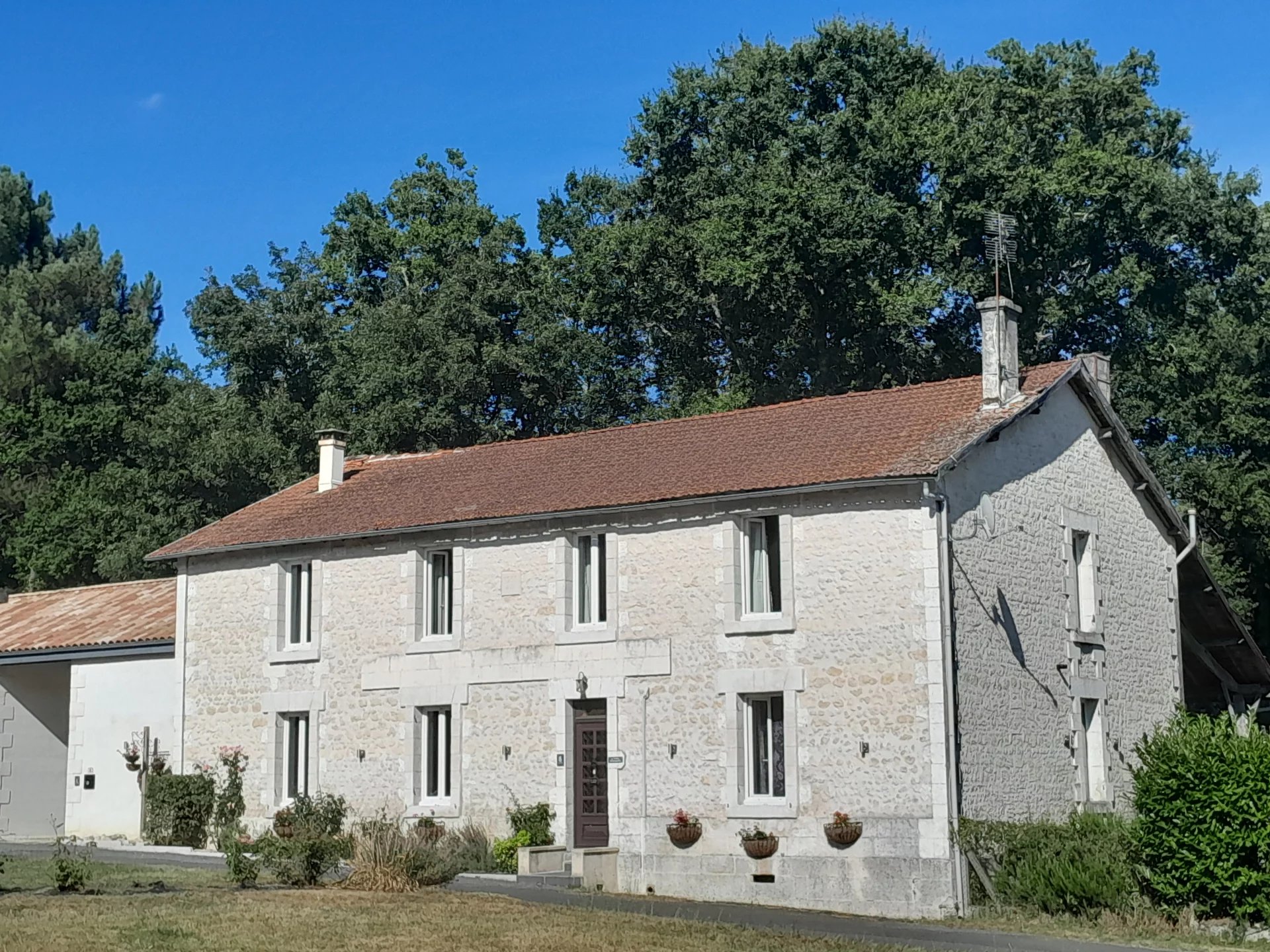 Grande maison en pierre, magnifiquement rénovée, avec vue sur un lac.