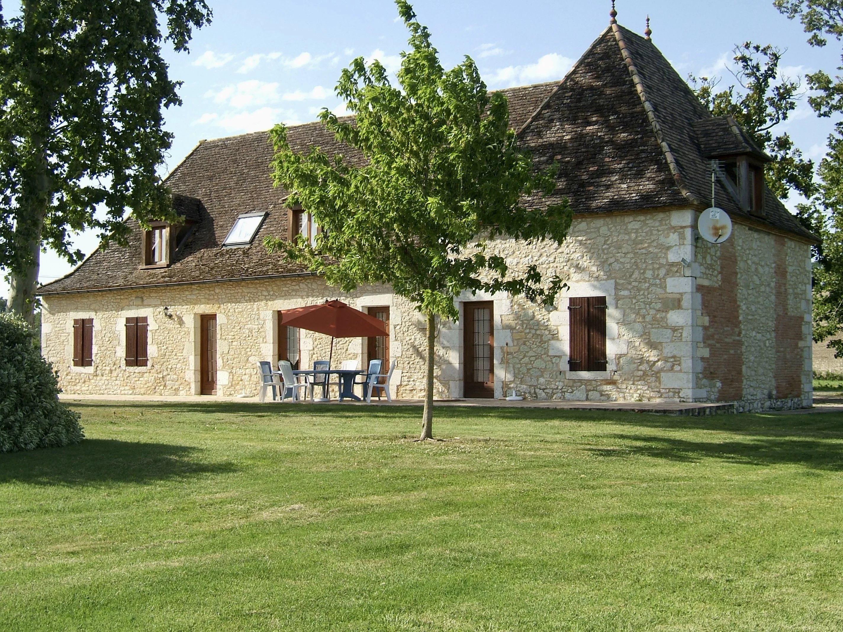 Charming Perigourdine style stone property with pool and outbuildings
