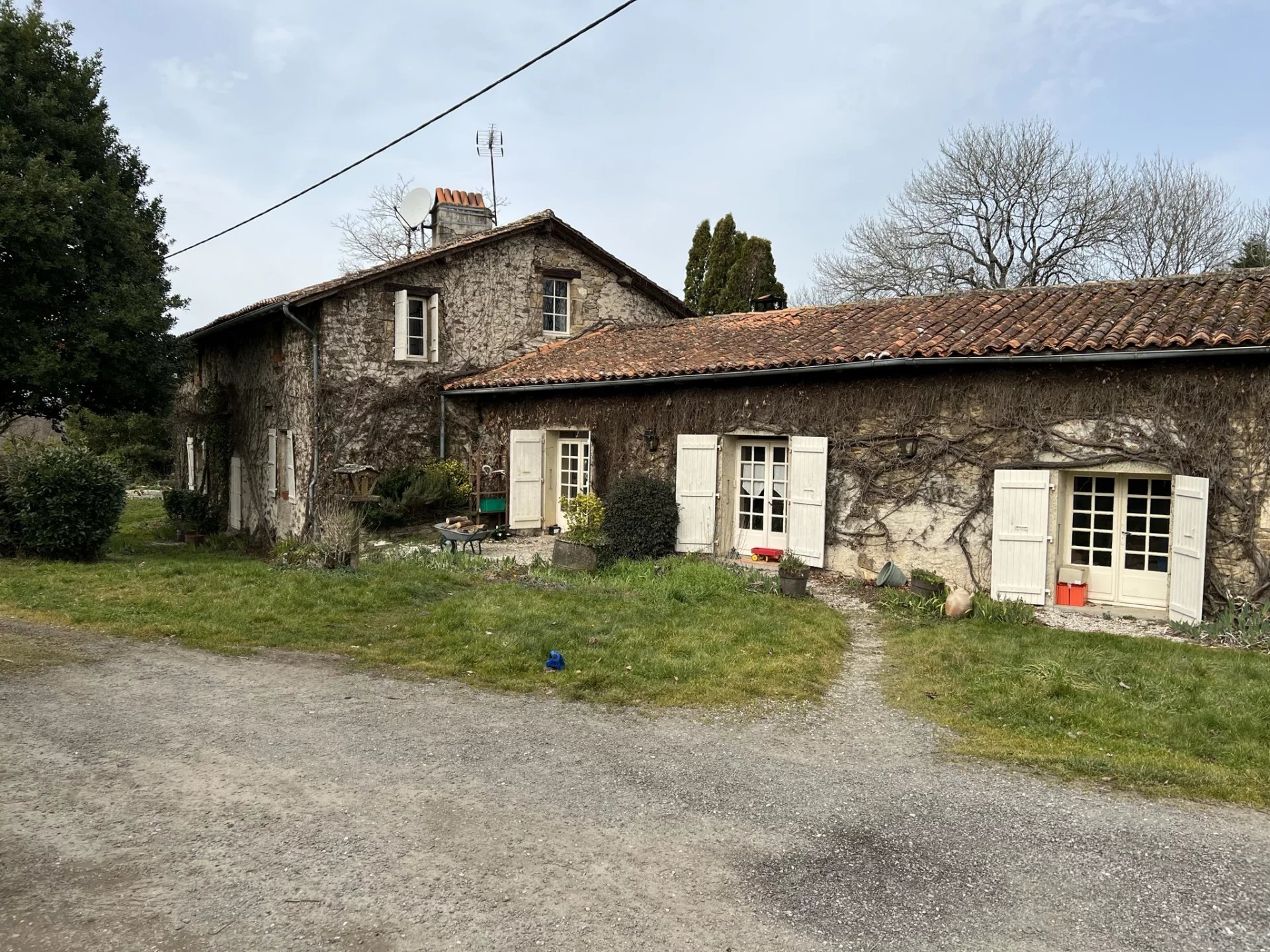 Fermette - grange et 1ha terrain/jardin et maison à rénover