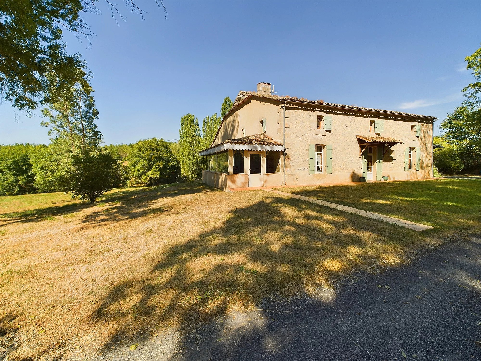 Grande maison familiale dans un endroit paisible