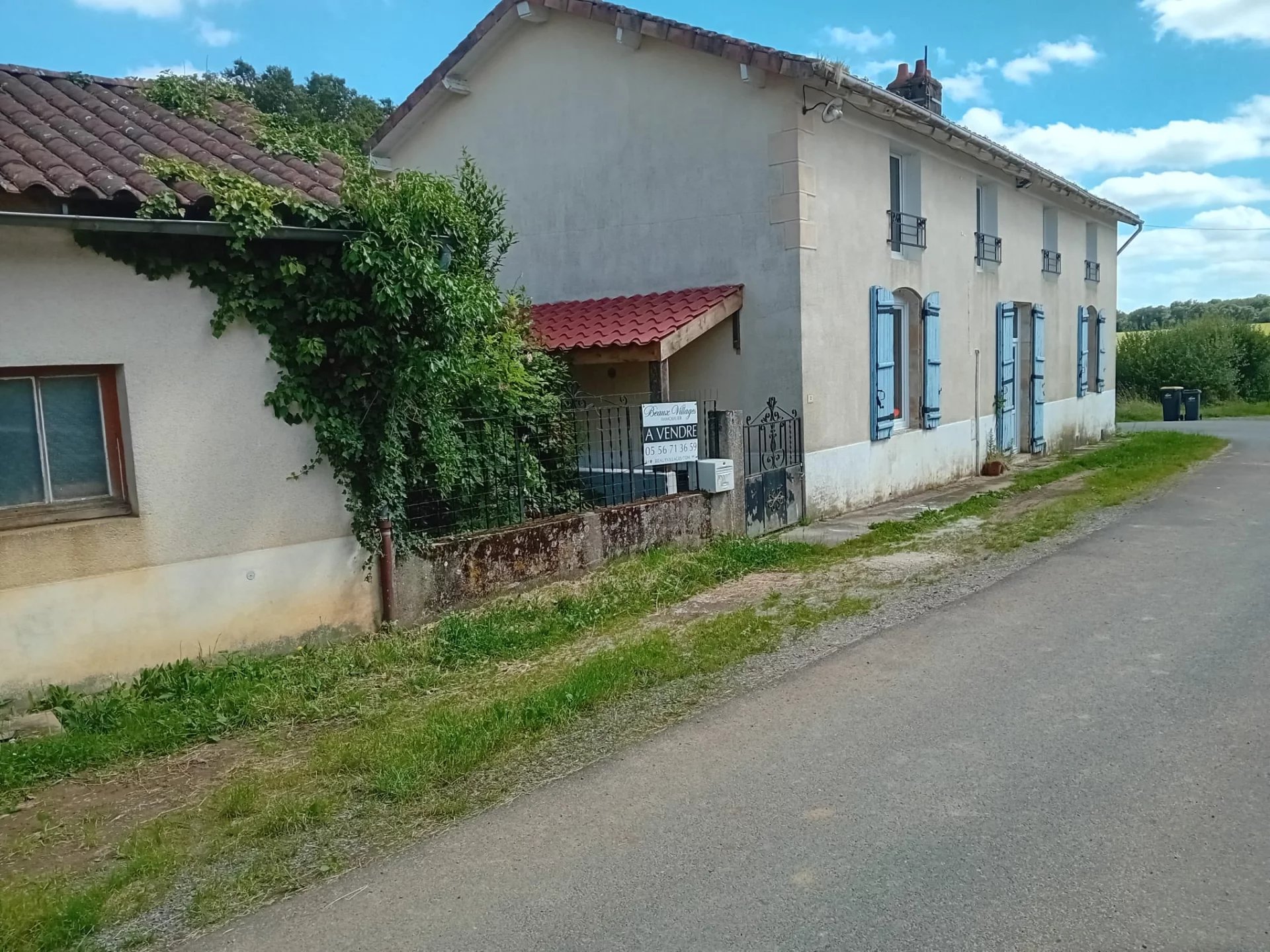 Maison de Ferme, dépendances et 4000m² de terres à la périphérie d'un village populaire