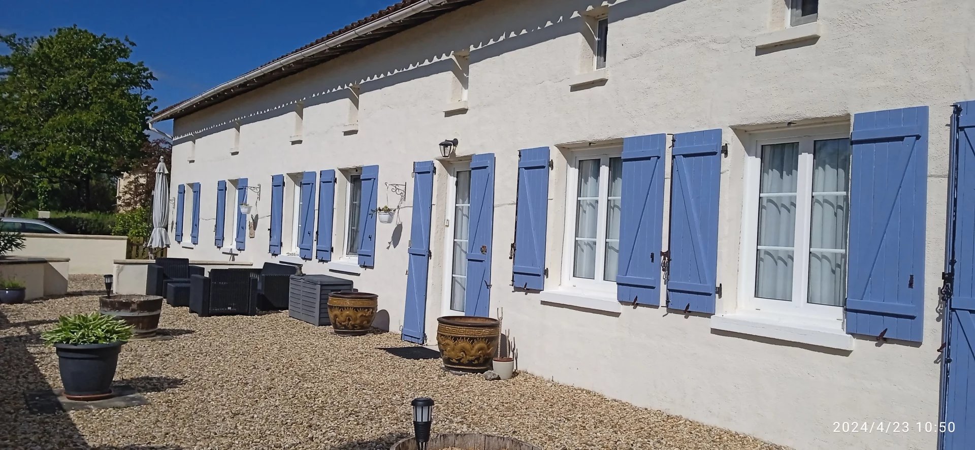 Jolie maison traditionnelle en pierre dans un hameau calme