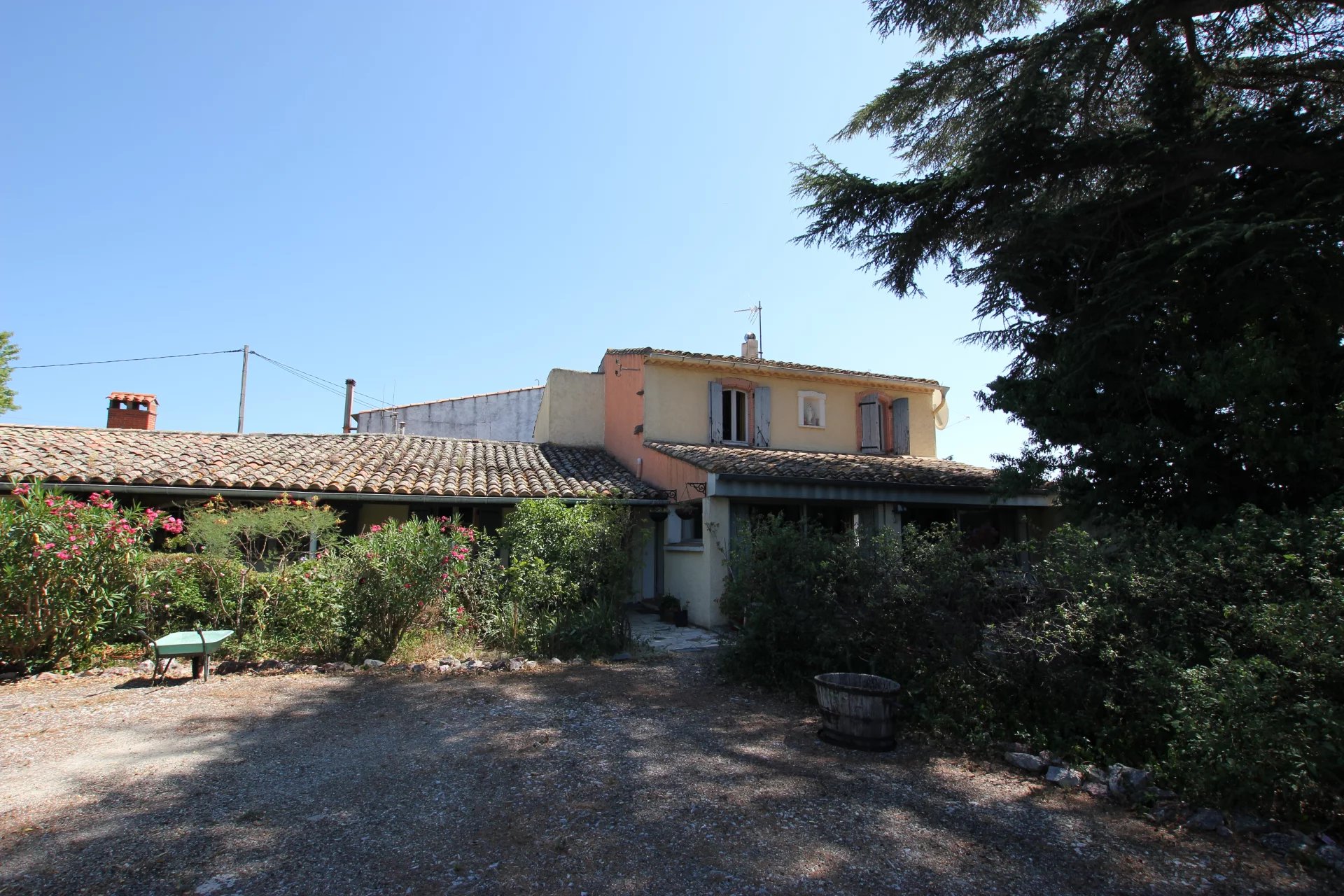 2 Houses and barn with garden and pool on the outskirts of Caunes Minervois