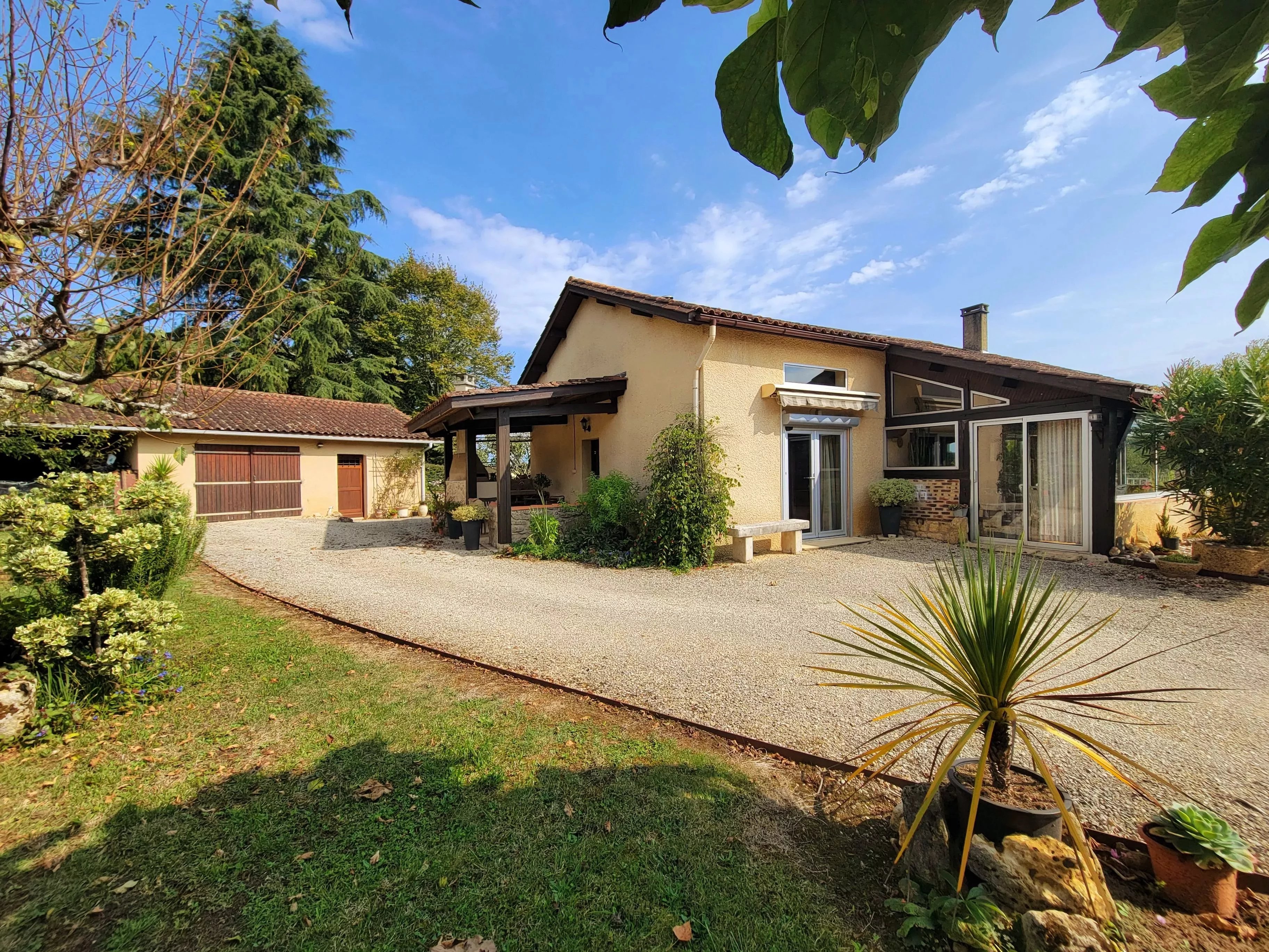 Lovely open-plan home set in gorgeous gardens