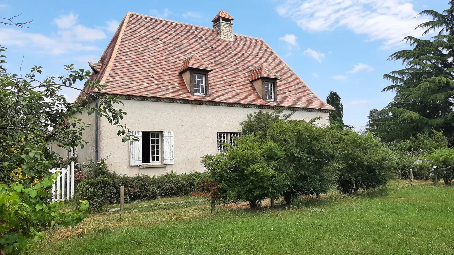 Detached house on the edge of a village close to Bergerac