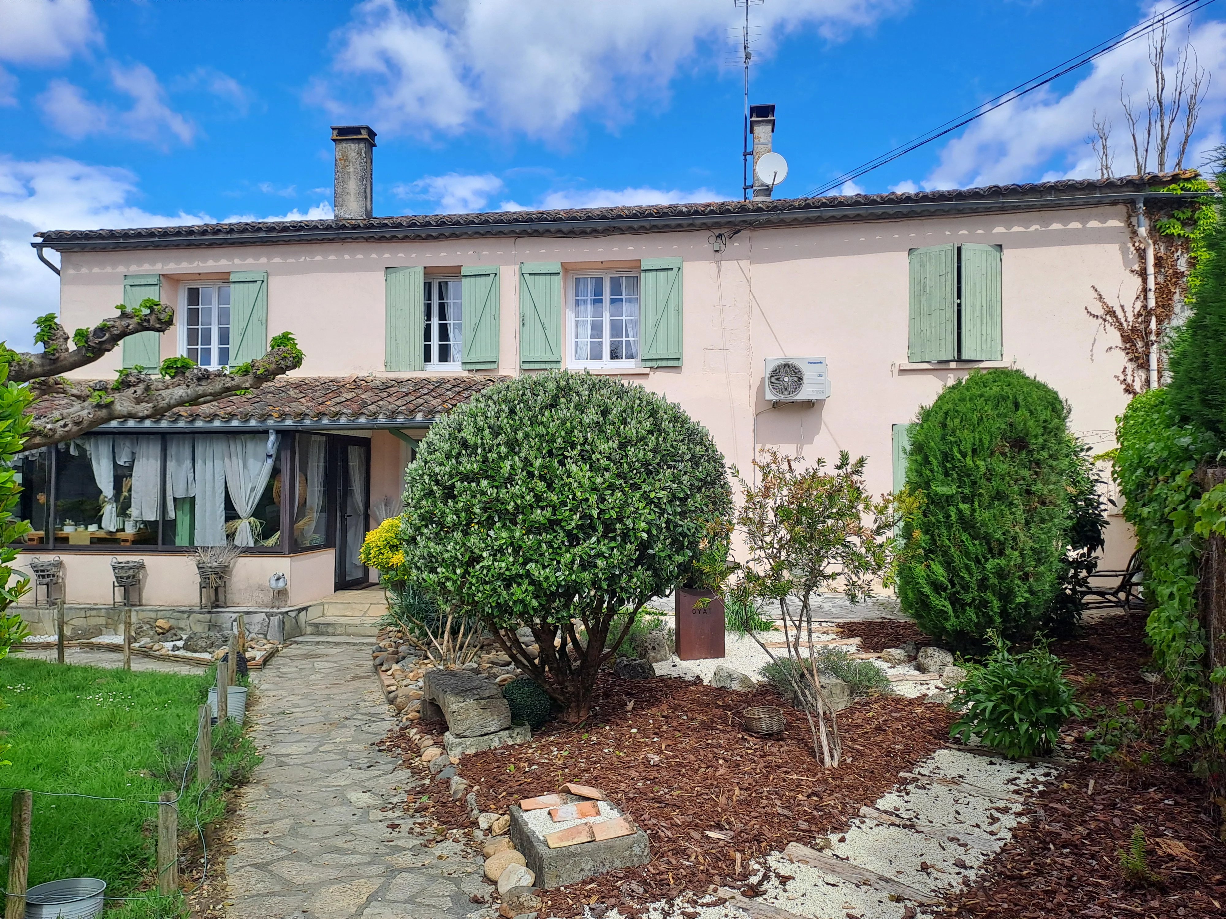 Magnificent stone house with swimming pool, 10 minutes from Marmande