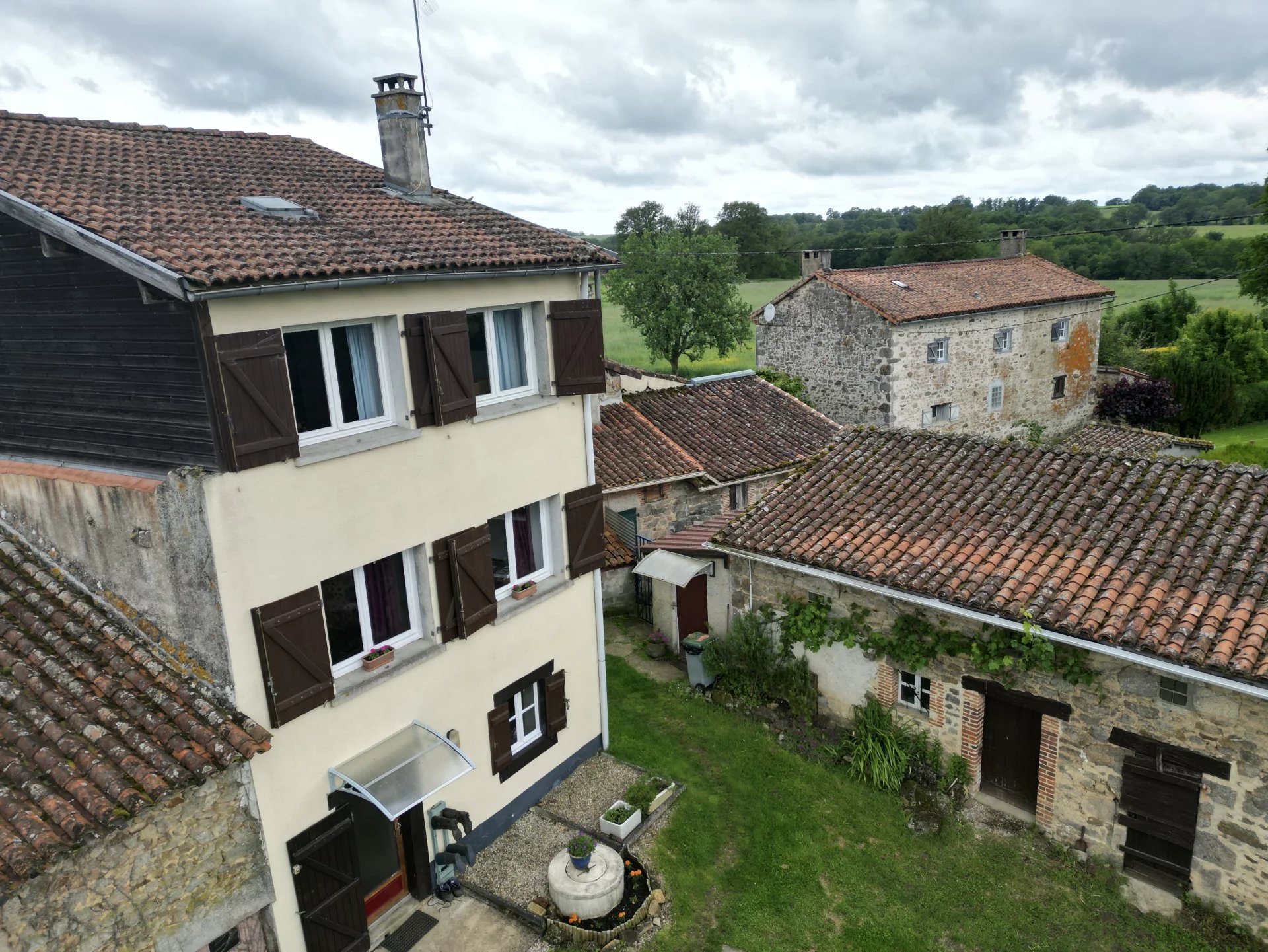 Detached house in pretty hamlet with swimming pool