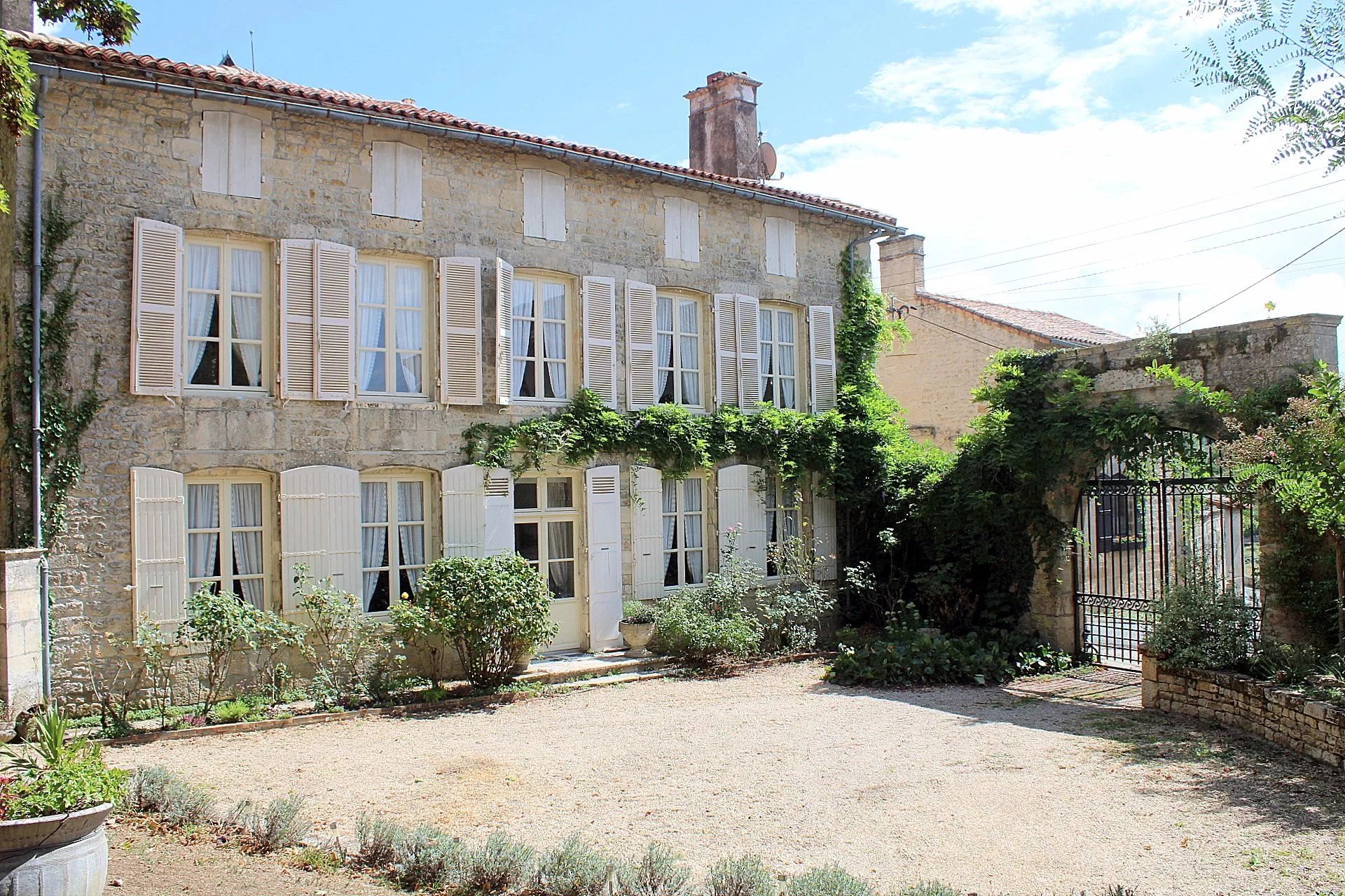 Historic manor house with heated pool and guest house