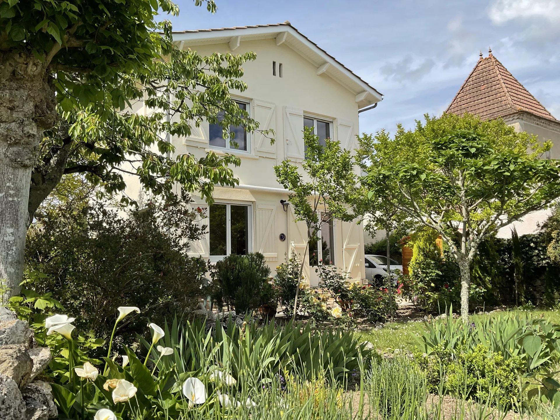 Dans un village médiéval avec des vues fabuleuses sur la vallée du Lot