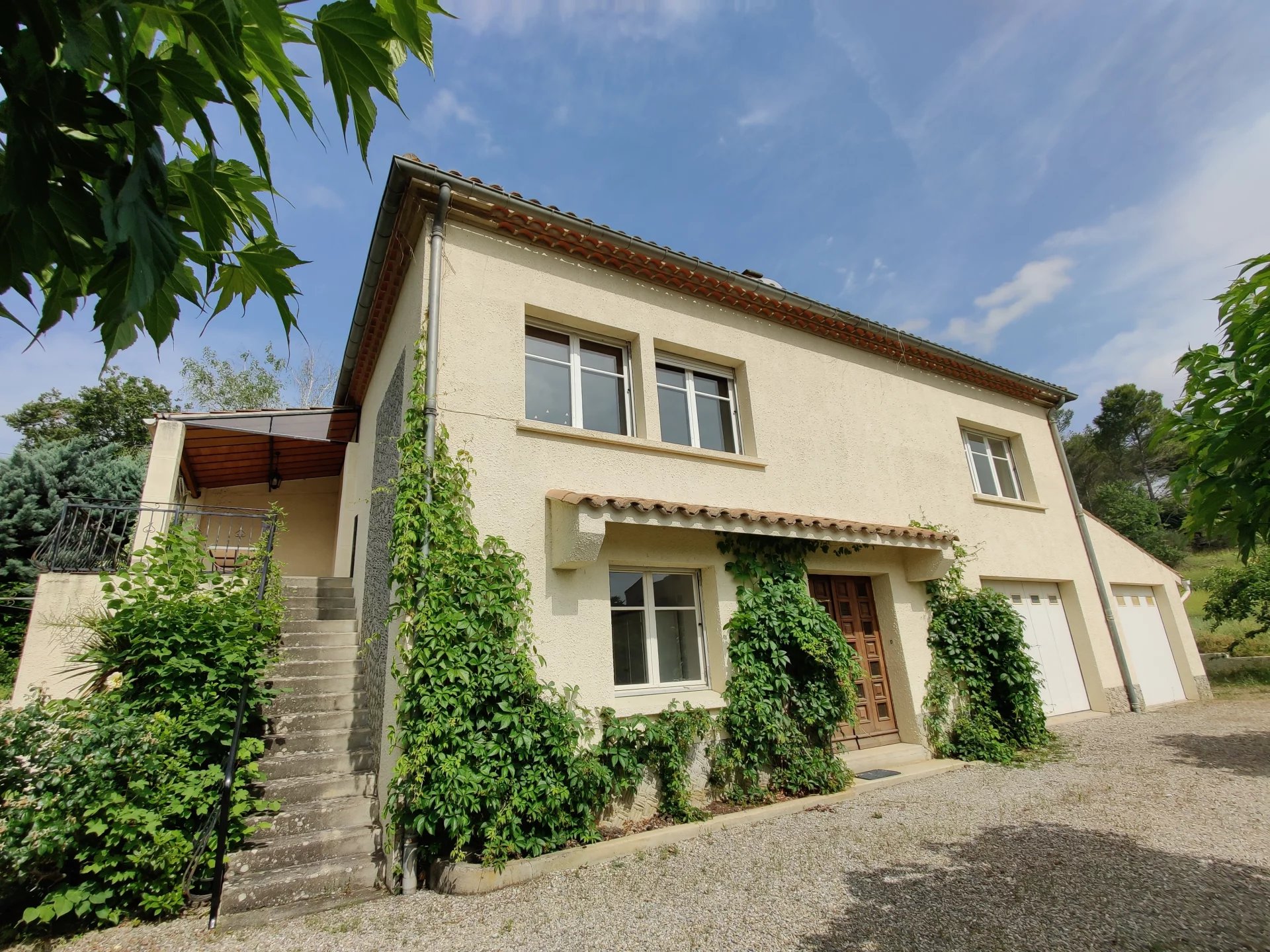 Charmante villa avec grand jardin et garages, à pied des commodités