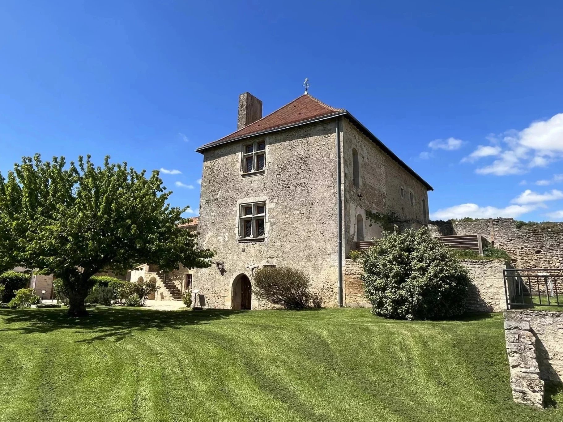 Château fort médiéval rénové avec sa propre chapelle