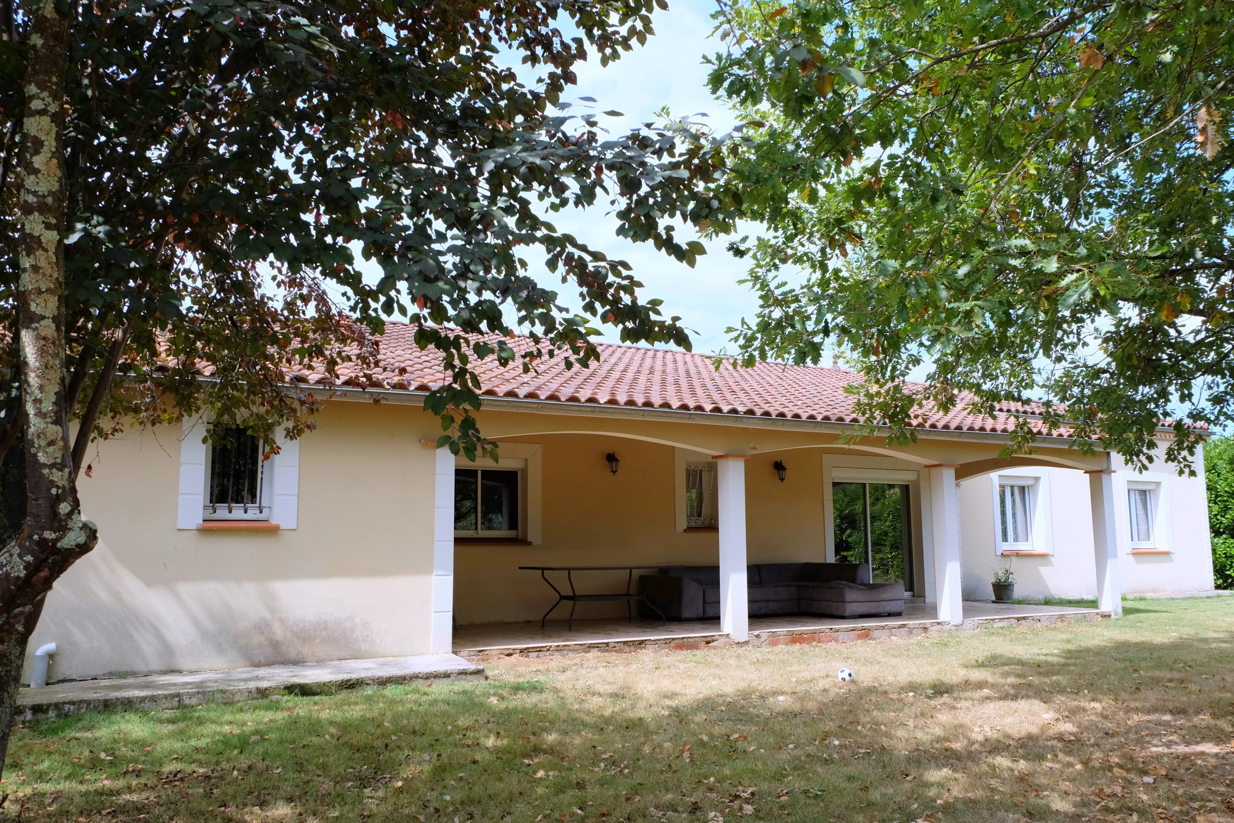 Maison plein pied familial avec quatre chambres - village bord de rivière