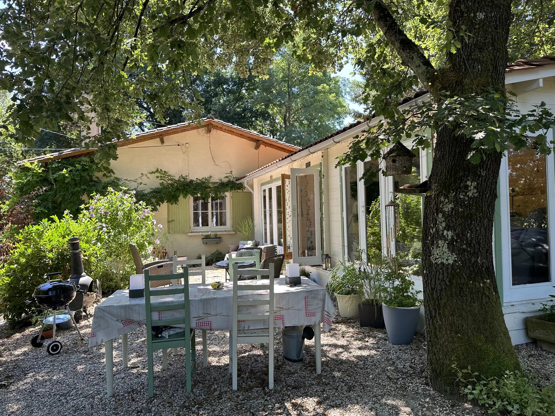 Propriété idéalement située dans un joli jardin clos