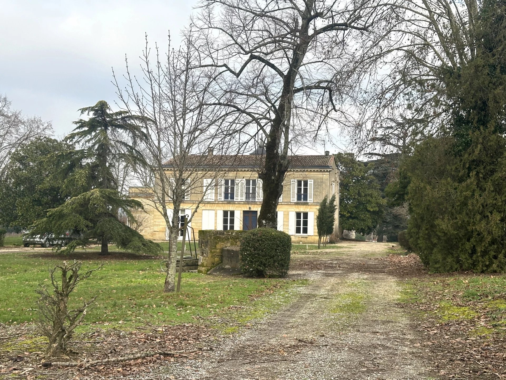 Maison de Maître avec 3 maisons d’amis et nombreuses dépendances sur un parc de plus de 12ha à environ 25km de Bordeaux