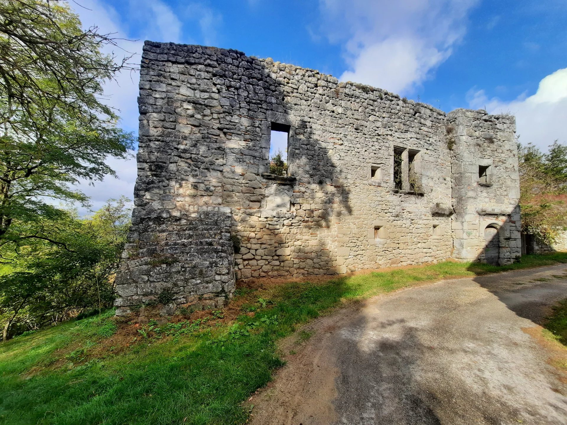 Ruines d'un château du 13ème siècle au cœur d'une bastide