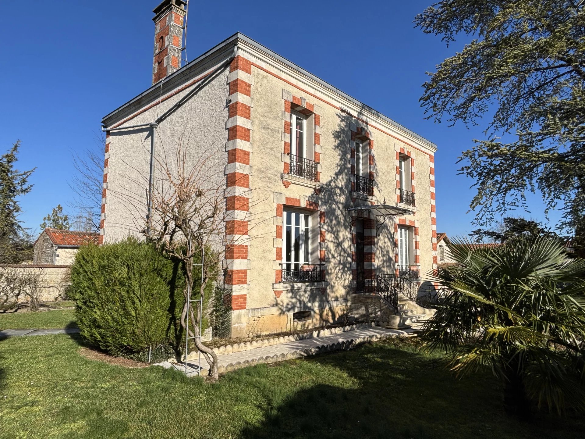 Grande maison de village de caractère avec deux autres propriétés, des dépendances et un jardin clos.