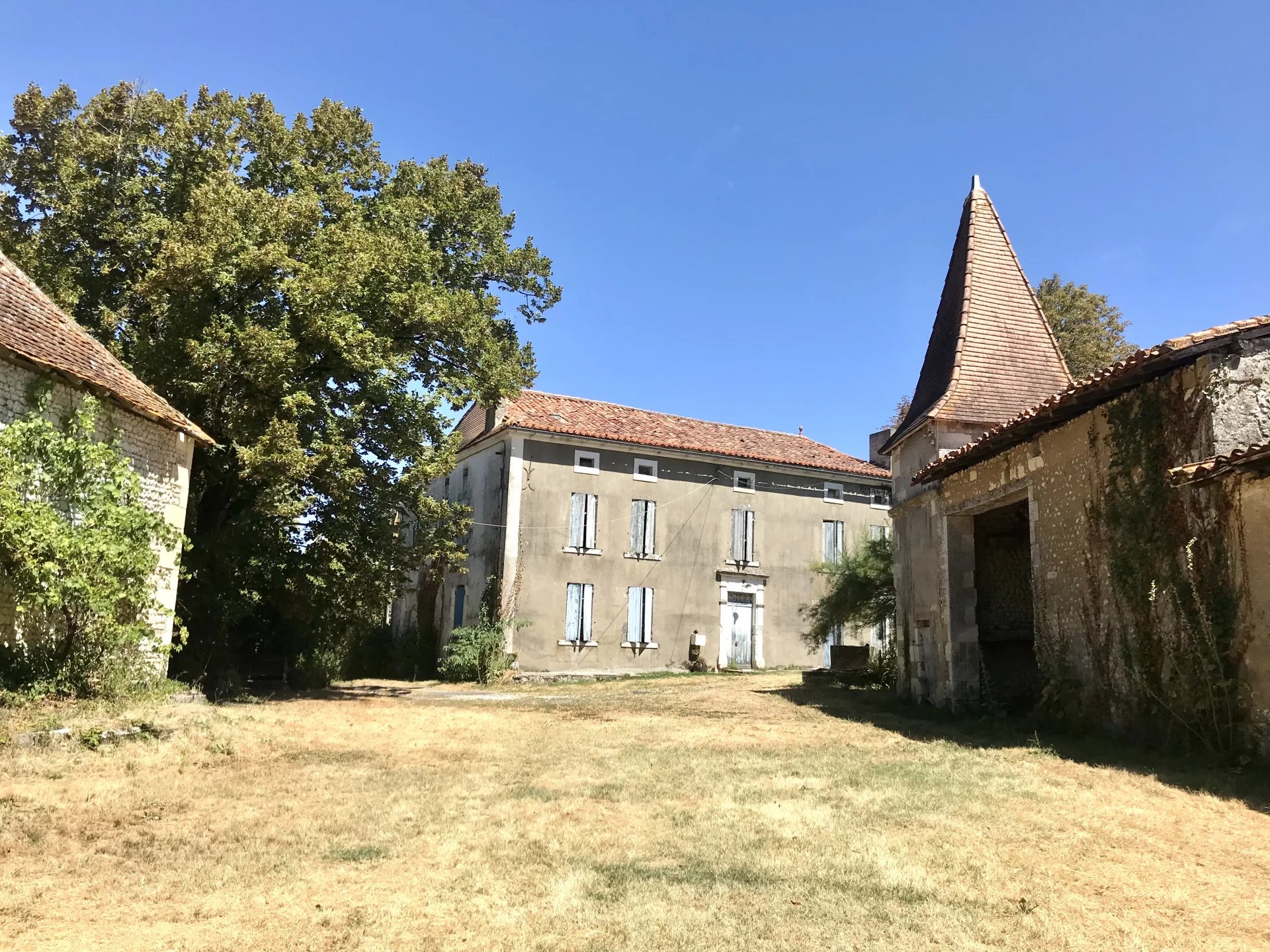 Historic Maison de Maitre, barns and pigeonier