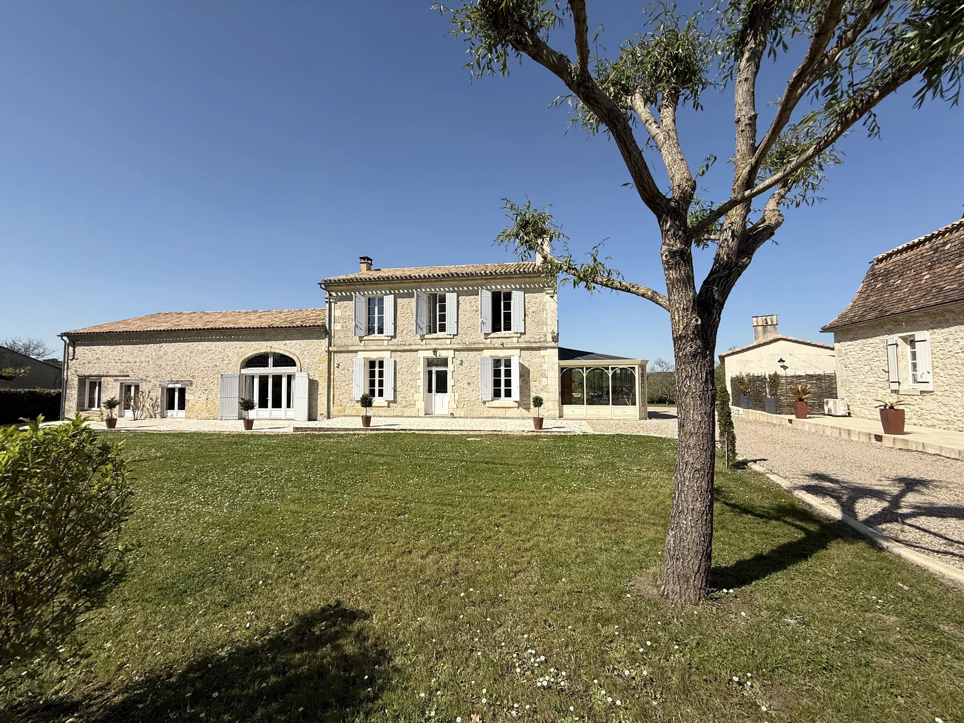 Maison en pierre de 3 chambres avec gîte, 2 piscines et dépendances
