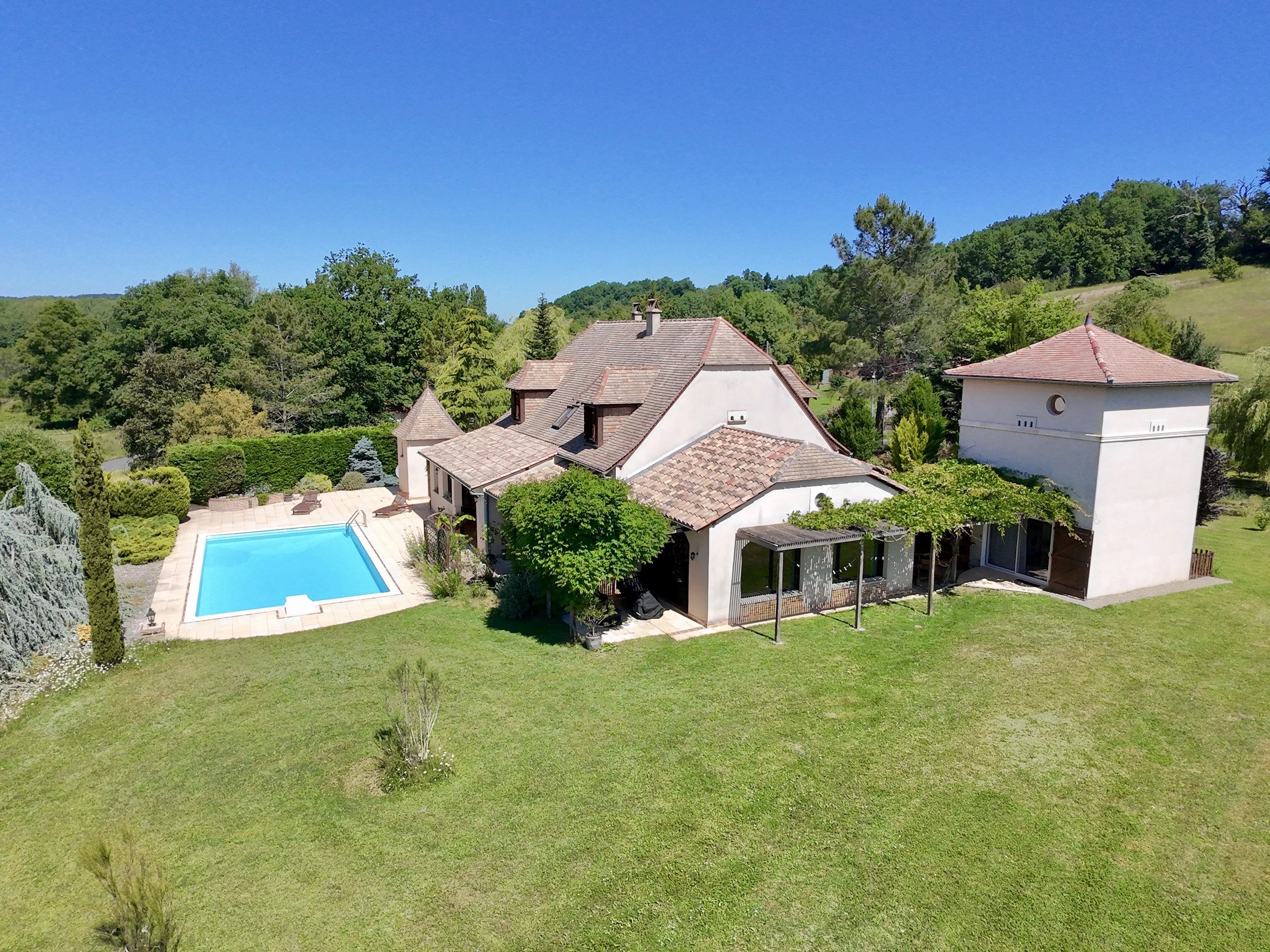 Maison de Charme avec Piscine et Gîte au Cœur du Vignoble Bordelais