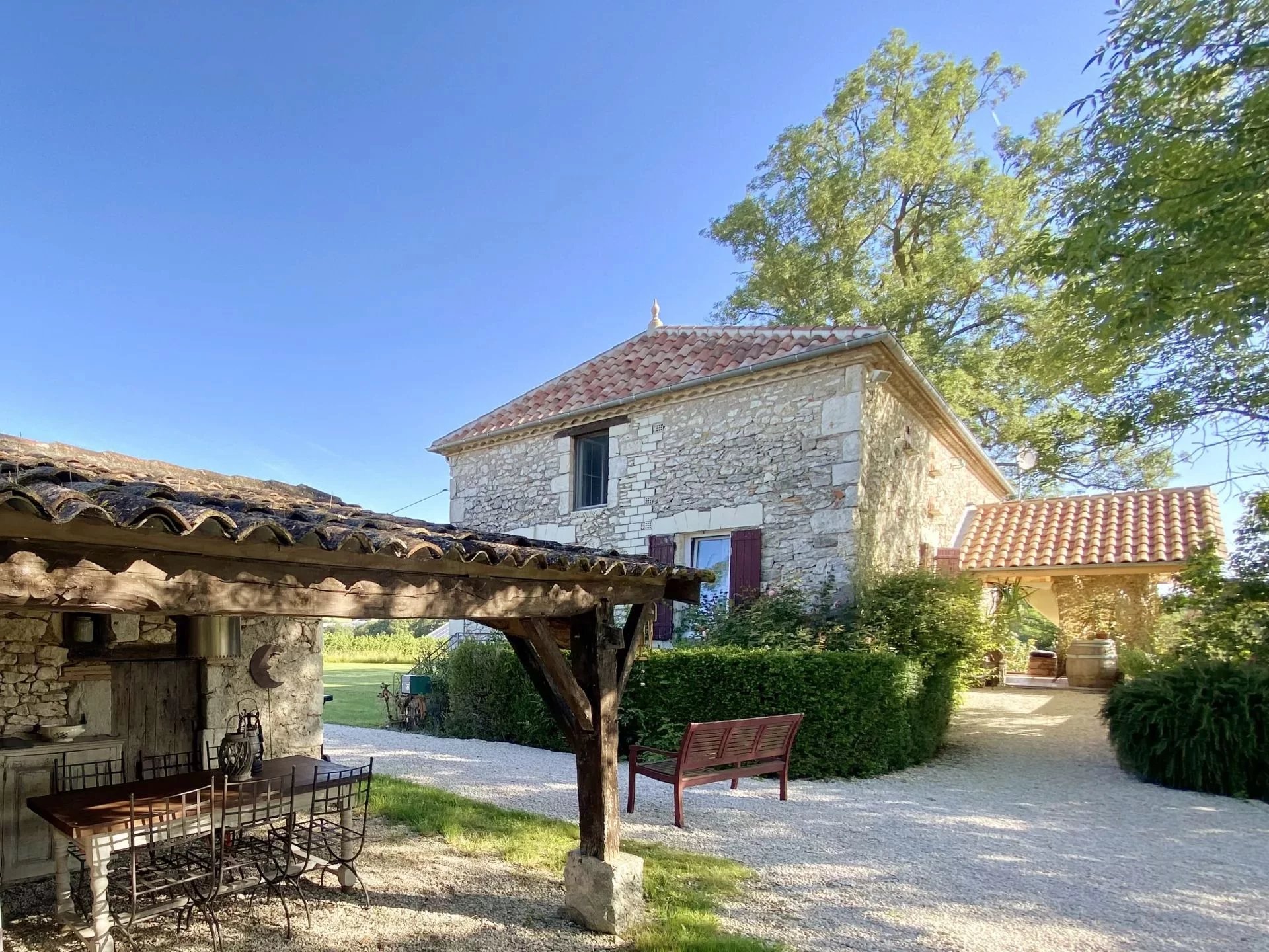 Superbe propriété avec 2 maisons, piscine, dépendances et vue magnifique