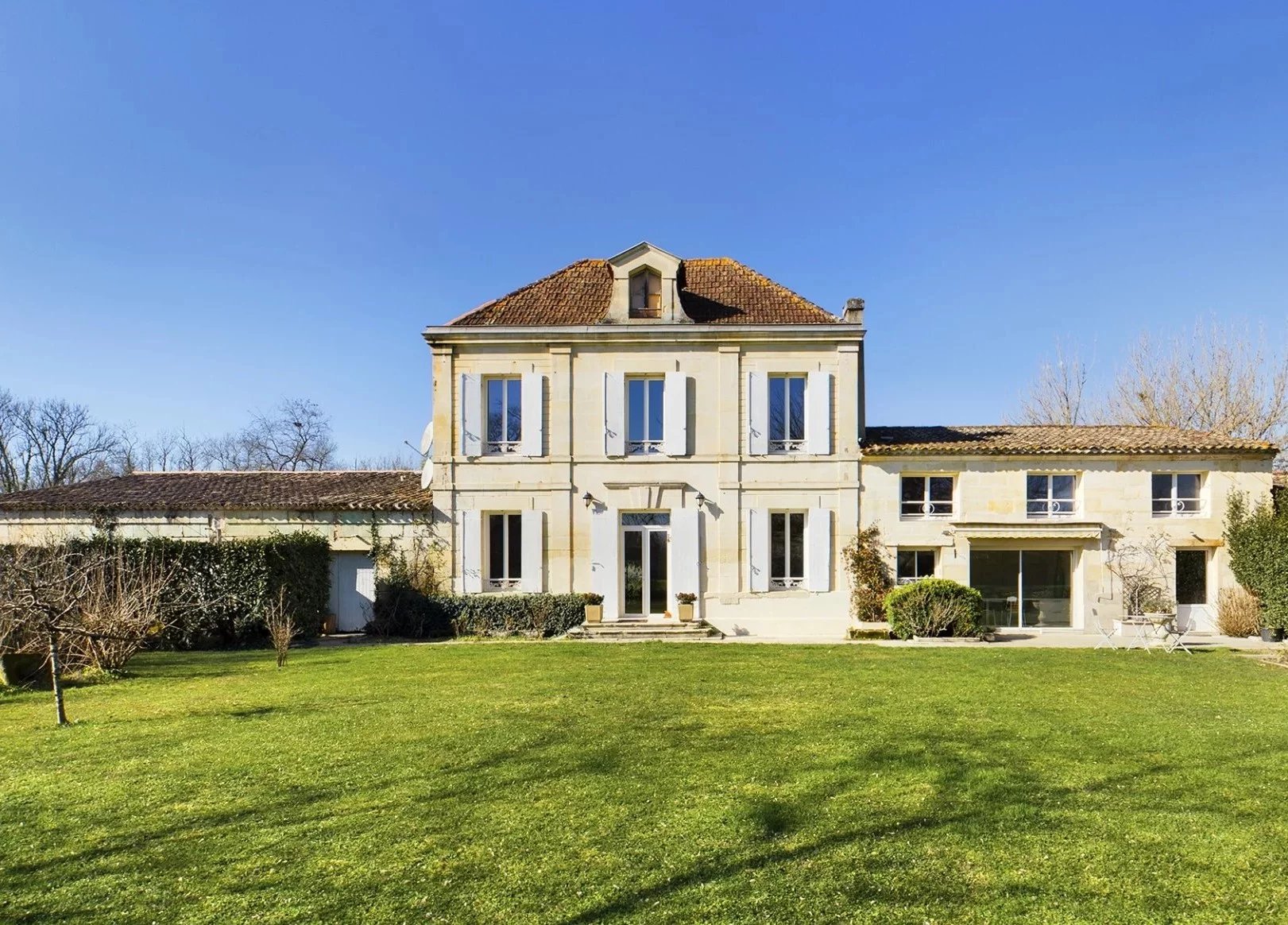 Secluded Manor house with guest annex near Libourne