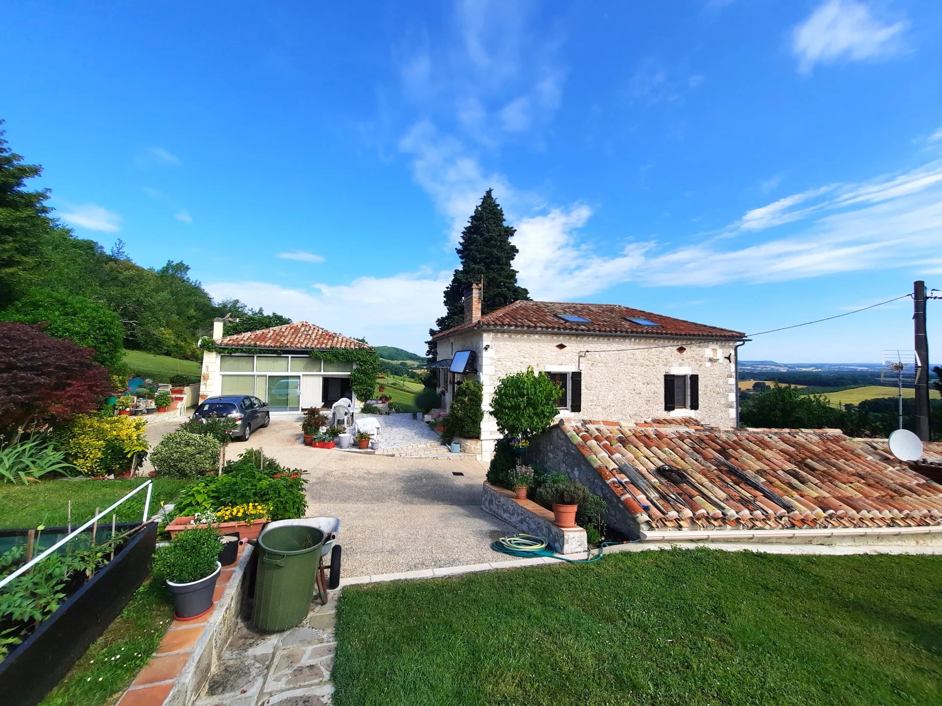 Ensemble en pierre avec vue dominante à proximité d'un des plus beaux villages de France