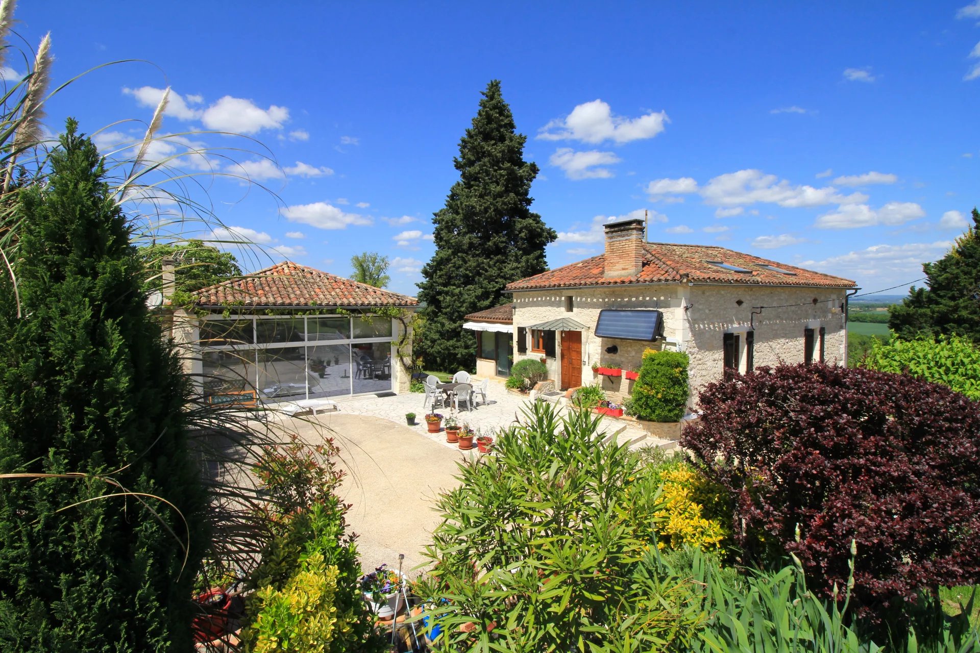 Ensemble en pierre avec vue dominante à proximité d'un des plus beaux villages de France