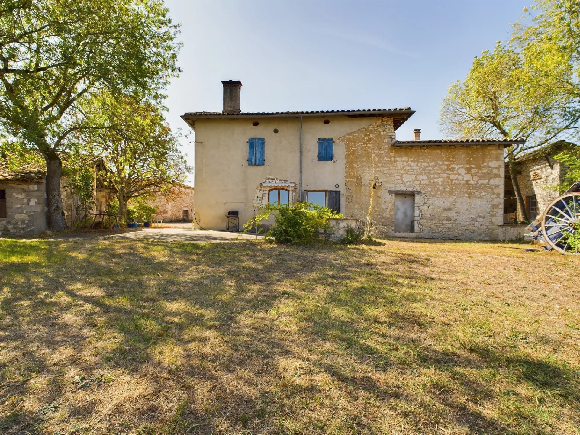 Ancien domaine viticole partiellement restauré avec plusieurs maisons à rénover et 3.5ha de terrain