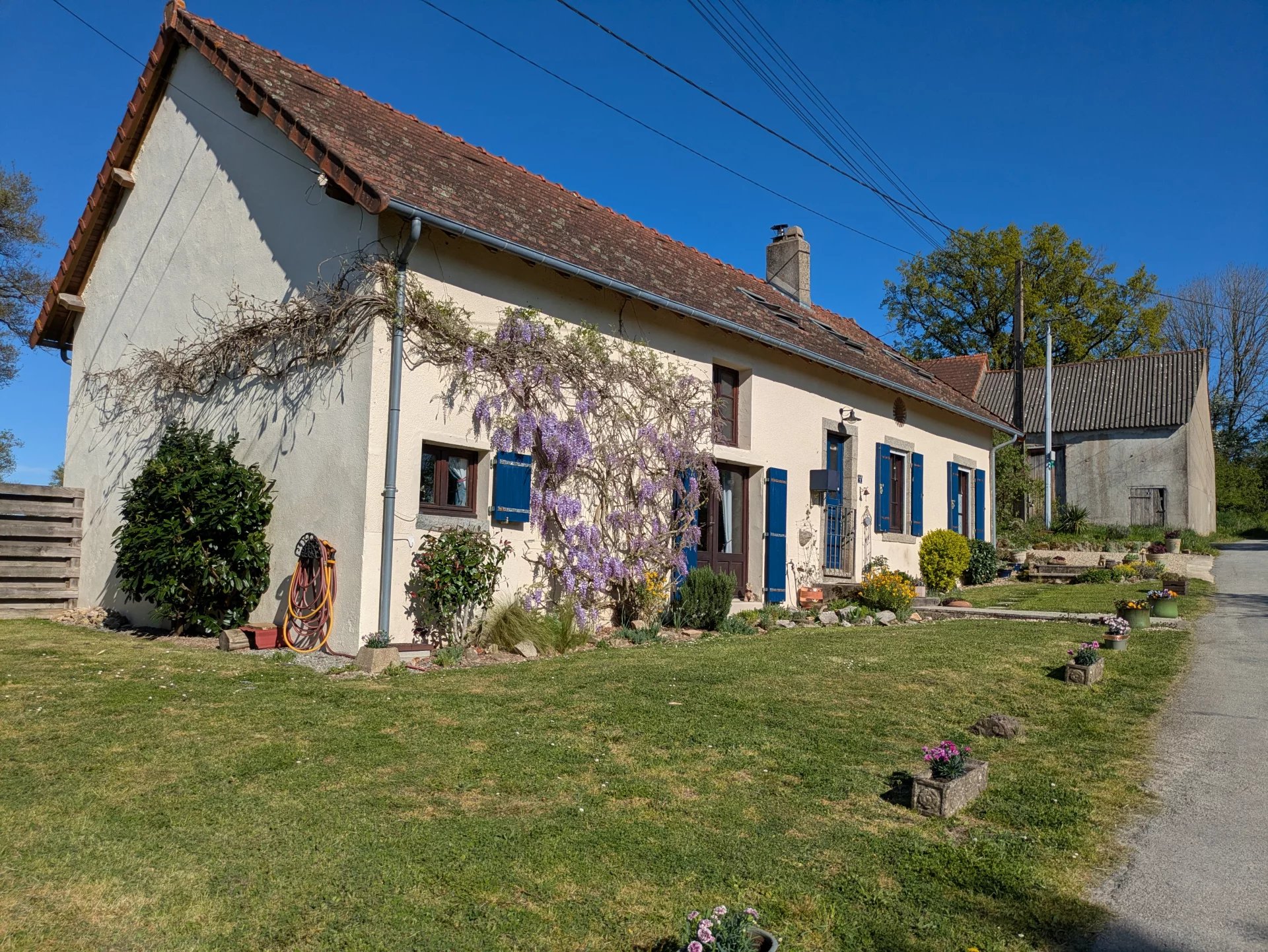 Large 4-bed home in idyllic country location with beautiful gardens