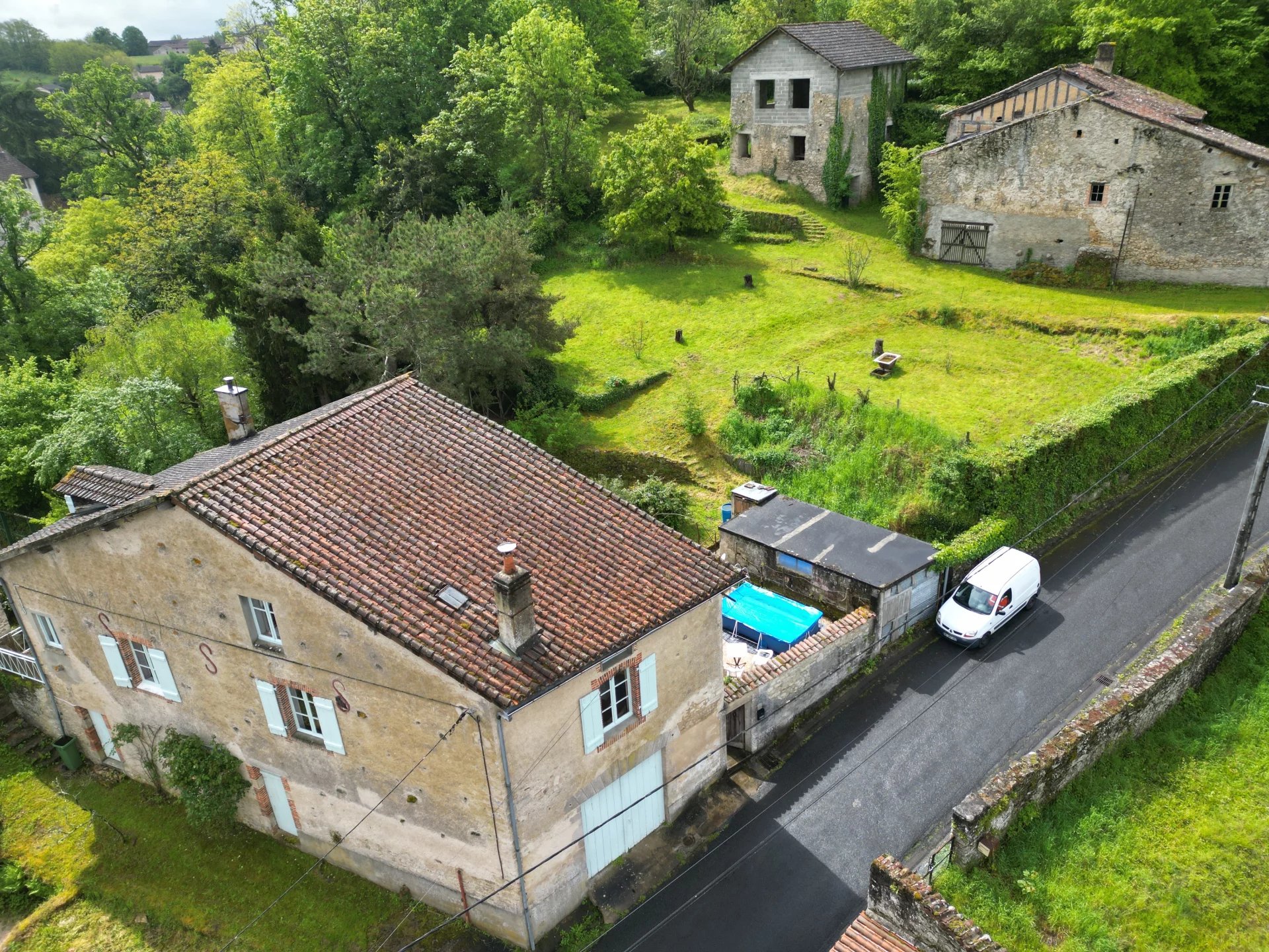 5-6 bedroom character detached house with house and 2 barns to renovate, one with permissions