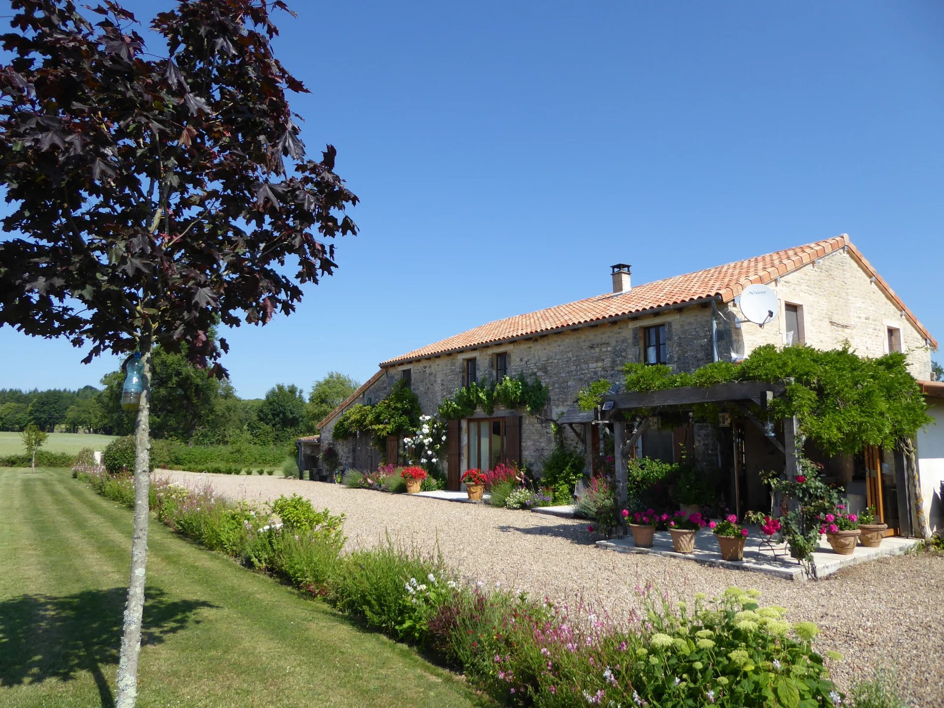 Une superbe maison de caractère, sans voisins, avec des vues panoramiques et à seulement 3 minutes de l'un des plus jolis villages de France.