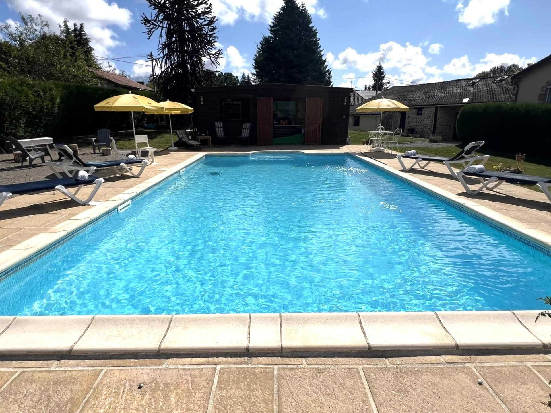 Belle maison en pierre avec grande piscine