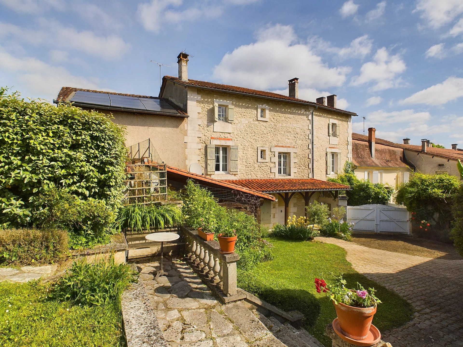 Maison de village de sept chambres avec piscine