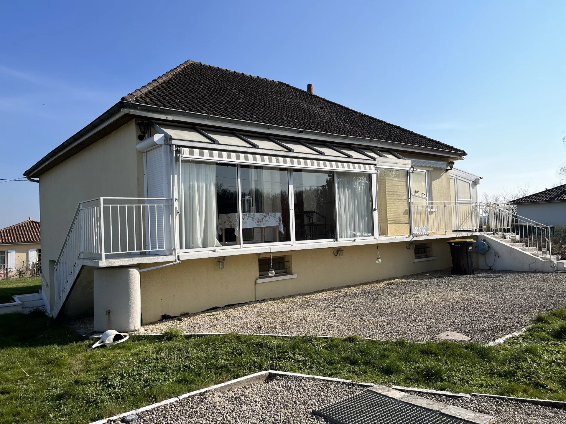 Bungalow with basement in the centre of Montmorillon