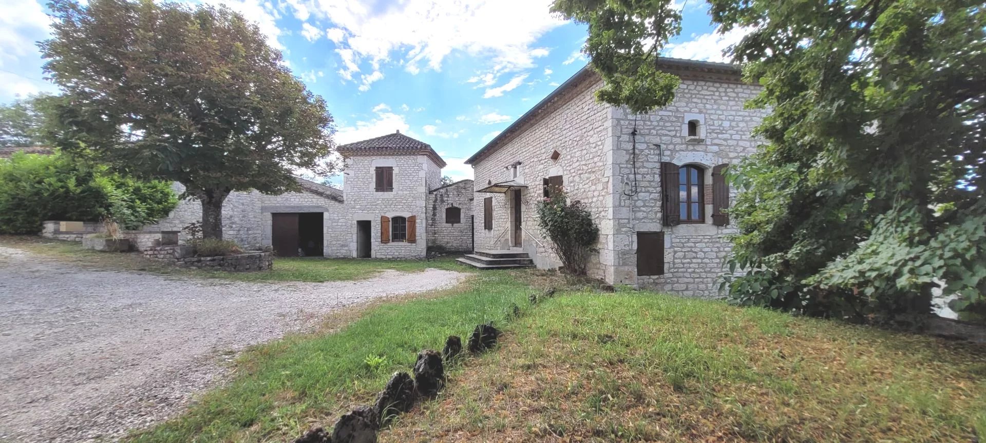 Maison en pierre avec grange, pigeonnier et vue dégagée