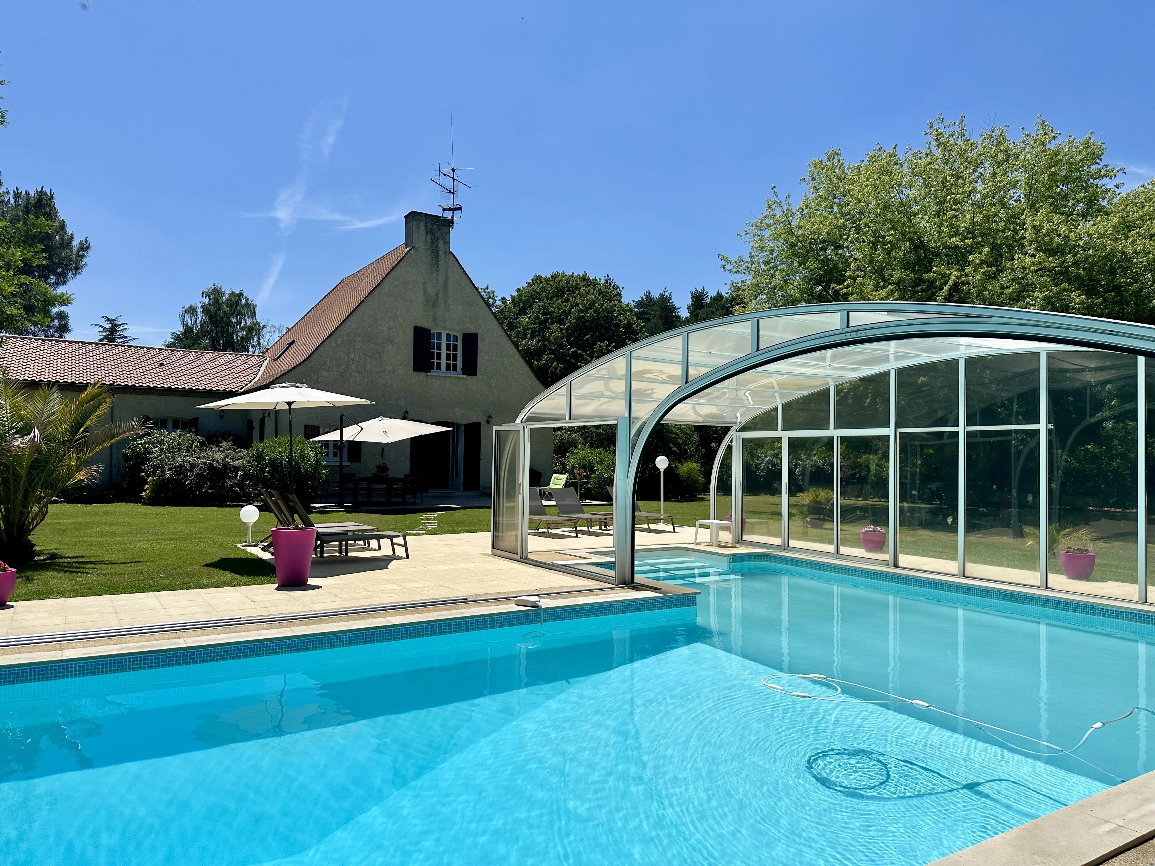 Beautiful villa with tennis court and pool, just a few minutes from Bergerac