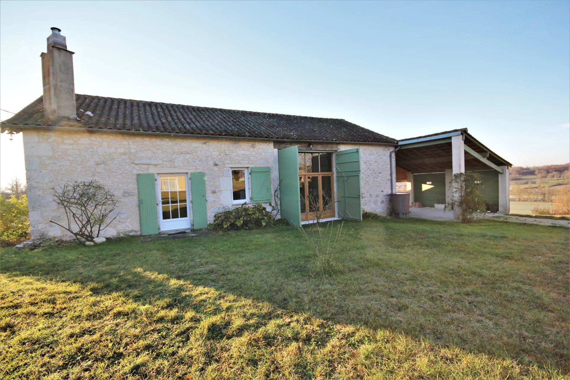 Stone country house with 2 beds and attached workshop