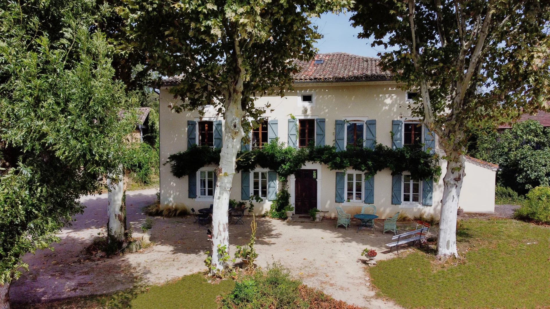 Beautiful Maison de Maître in stunning countryside with guesthouse, outbuildings and 7 ha of land