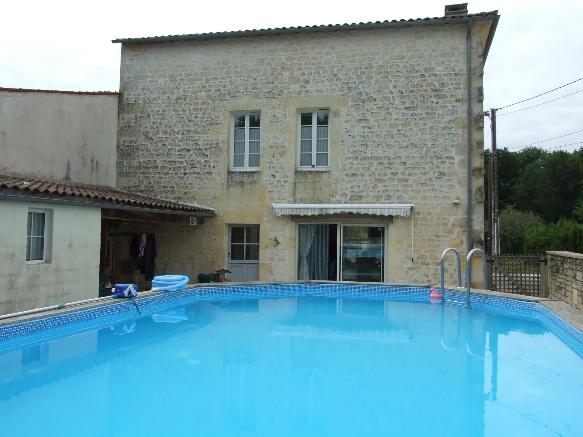 Maison proche Jonzac avec piscine et petit jardin